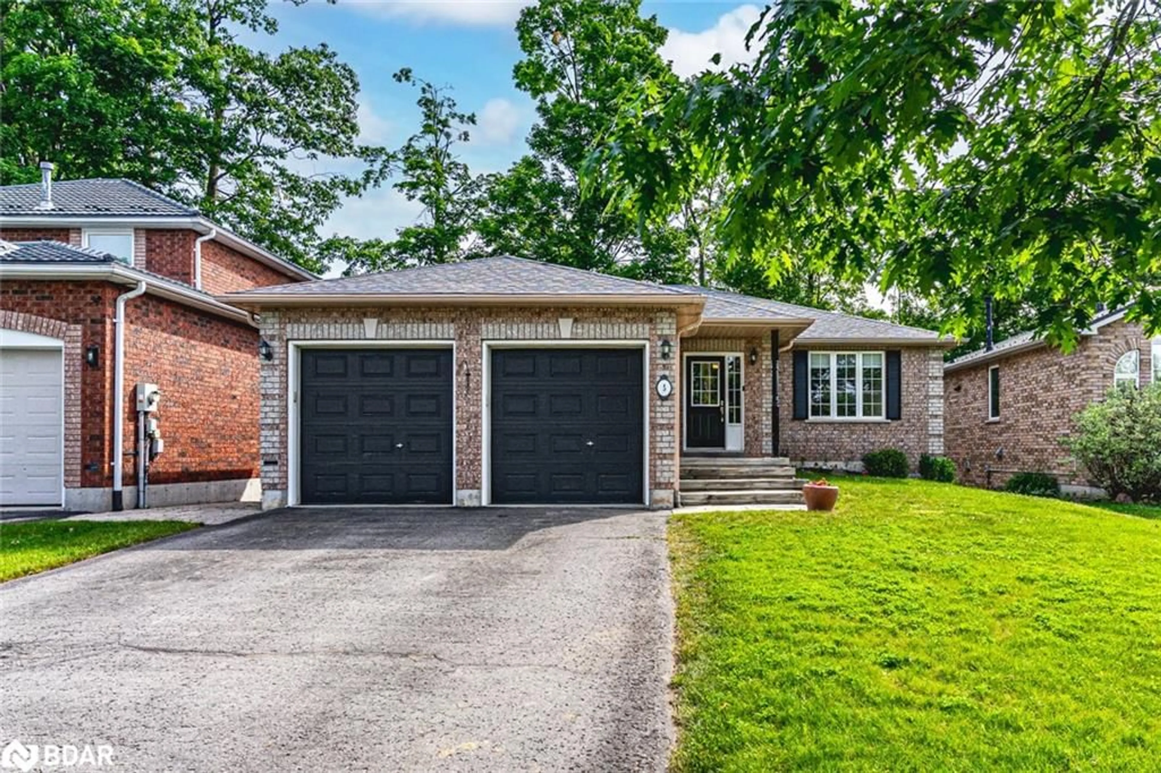 Home with brick exterior material, street for 5 Hogan Crt, Barrie Ontario L4M 6W7