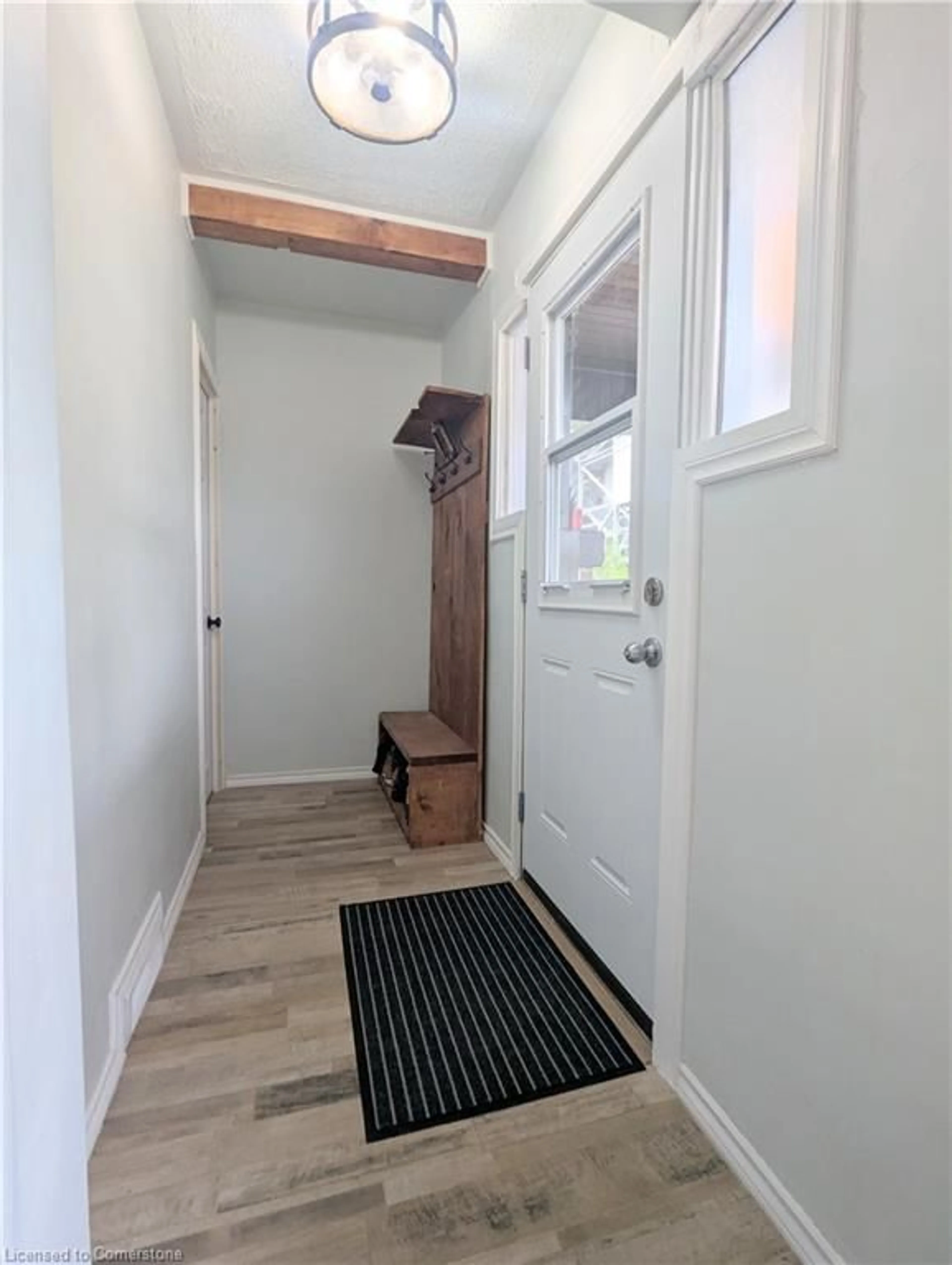 Indoor entryway for 128 Balsam Ave, Hamilton Ontario L8L 6Y3