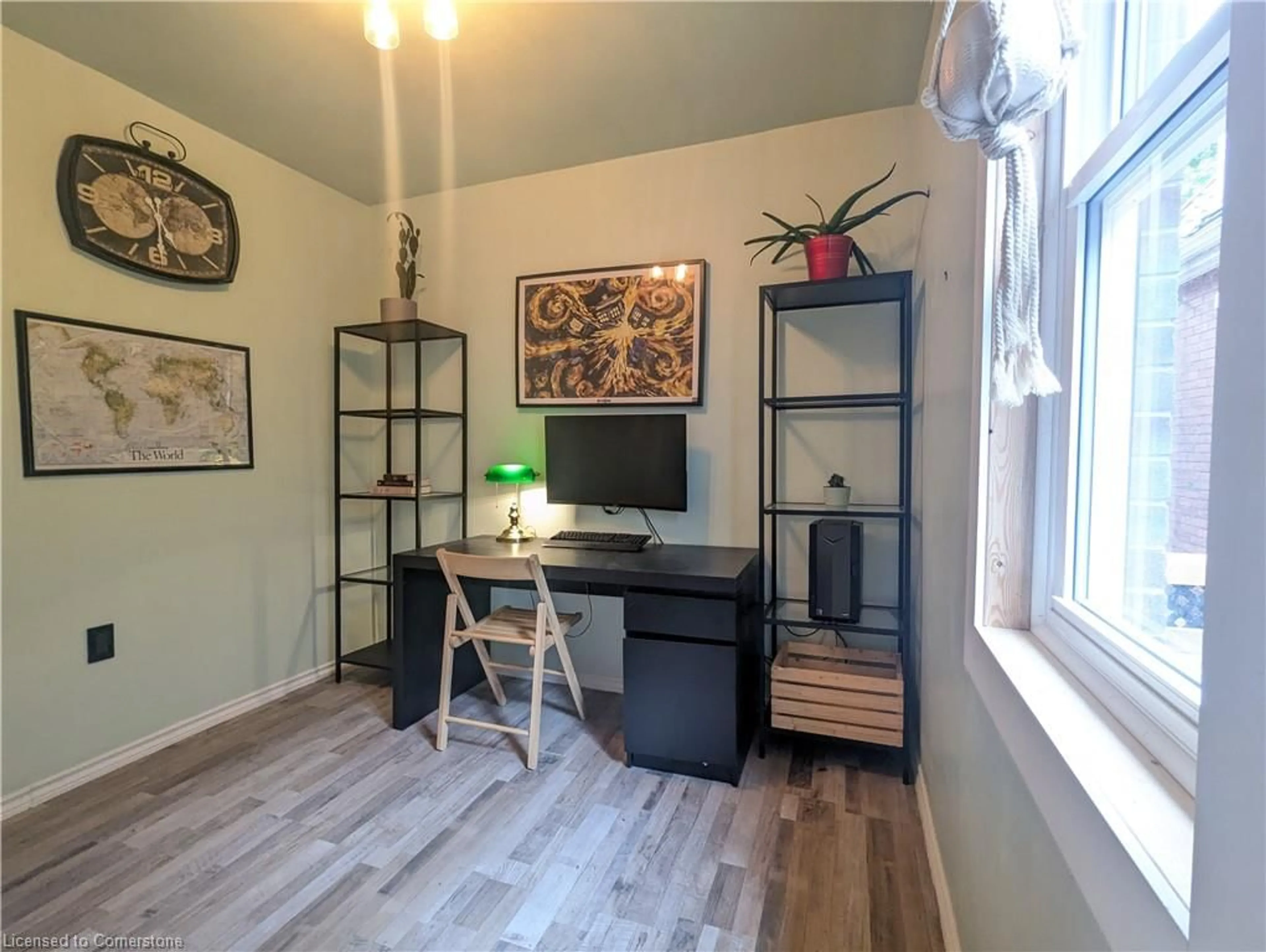 A pic of a room for 128 Balsam Ave, Hamilton Ontario L8L 6Y3