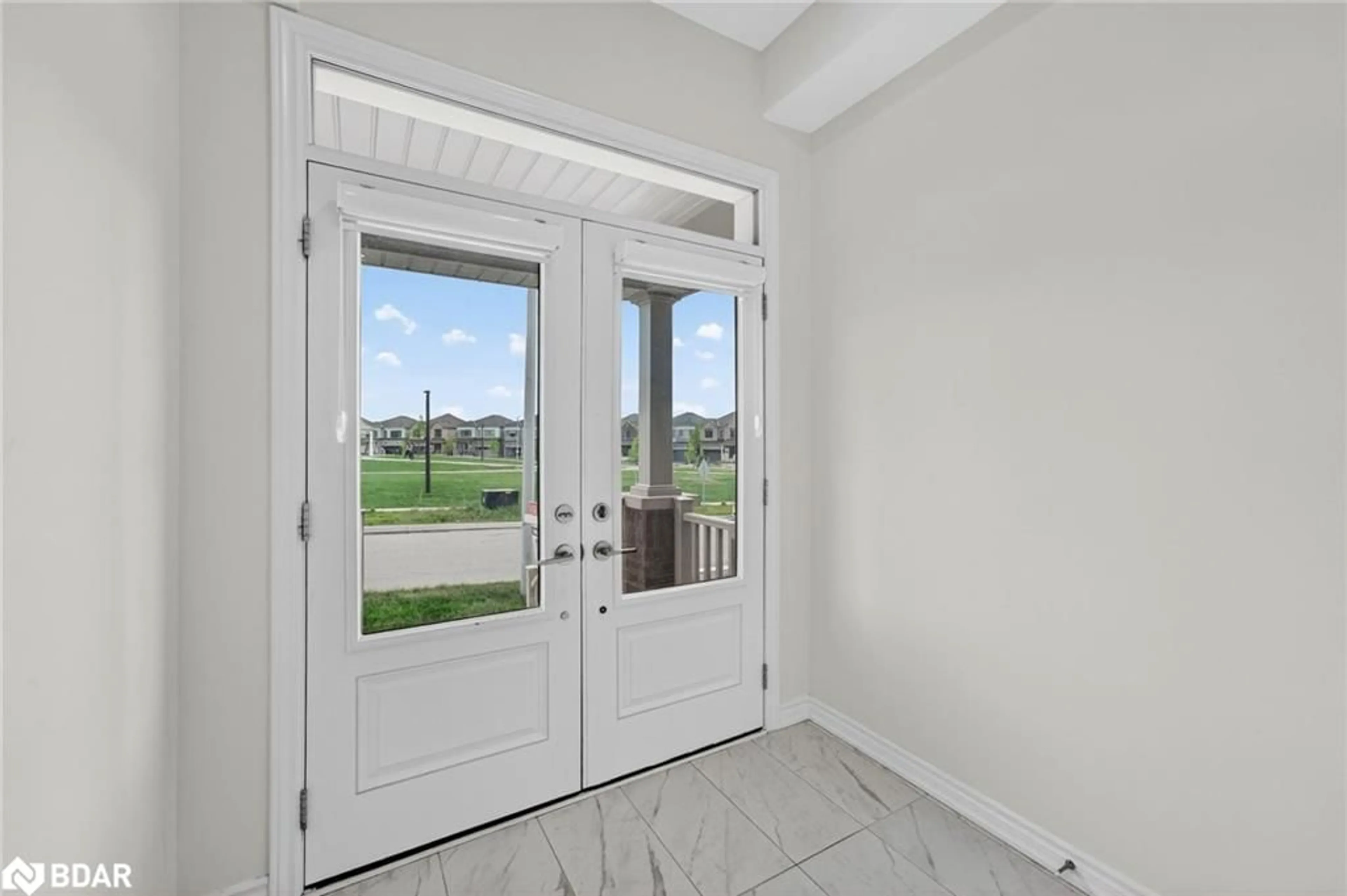 Indoor entryway for 11 Phoenix Blvd Blvd, Barrie Ontario L9J 0P6