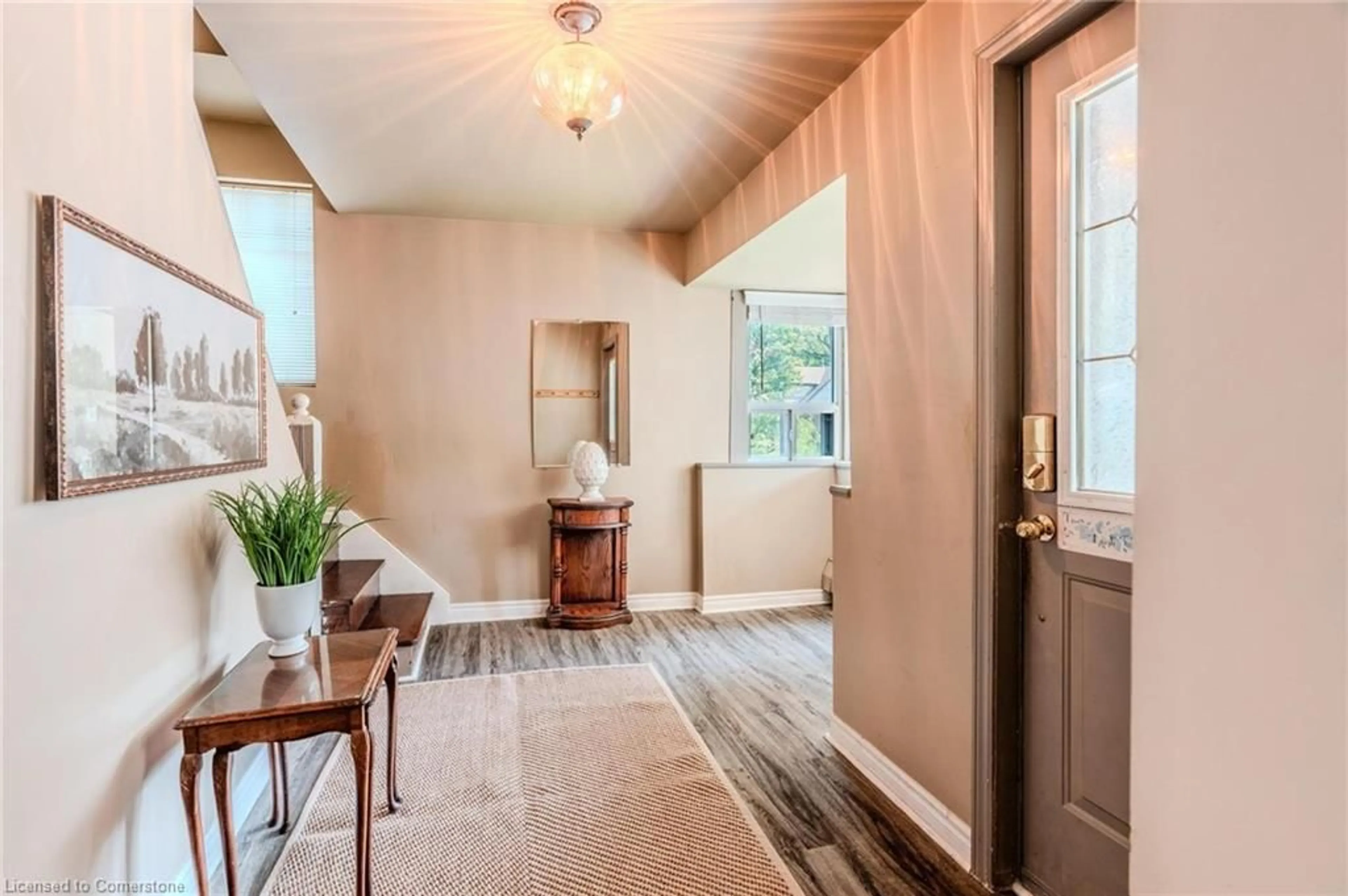 Indoor entryway for 95 Paradise Rd, Hamilton Ontario L8S 3S9