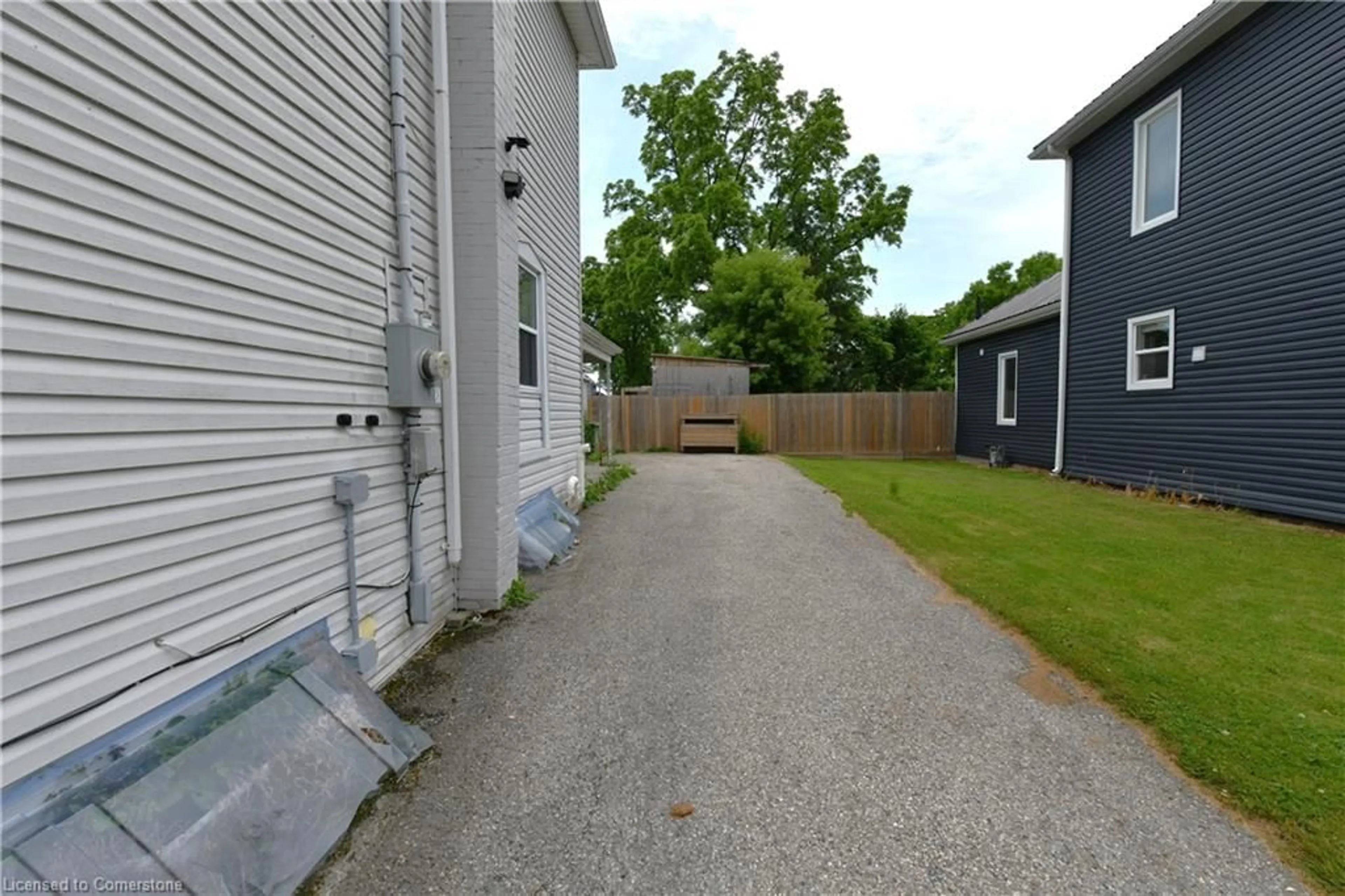A pic from outside/outdoor area/front of a property/back of a property/a pic from drone, street for 10 Meda St, St. Thomas Ontario N5P 1W5
