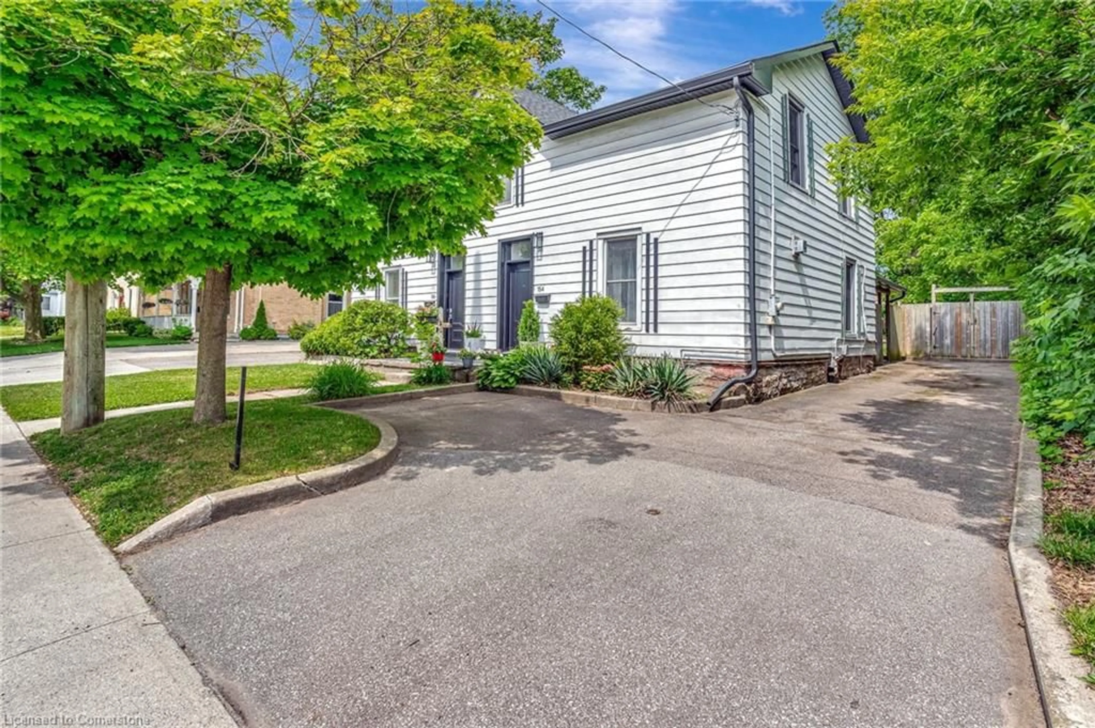A pic from outside/outdoor area/front of a property/back of a property/a pic from drone, street for 154 St Andrews St, Cambridge Ontario N1S 1N3