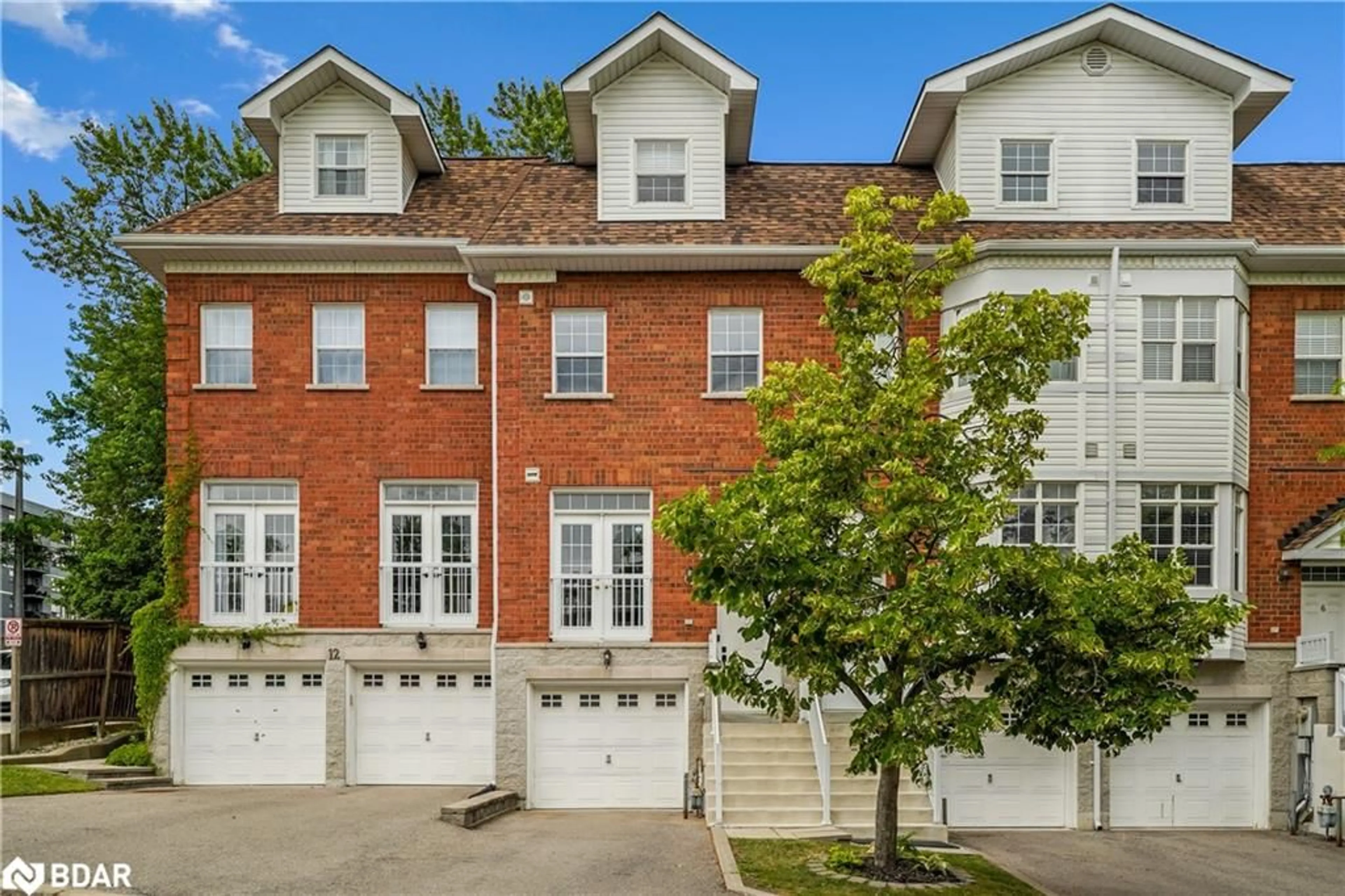 Home with brick exterior material, street for 10 Loring Doolittle Crt, Aurora Ontario L4G 7Y8