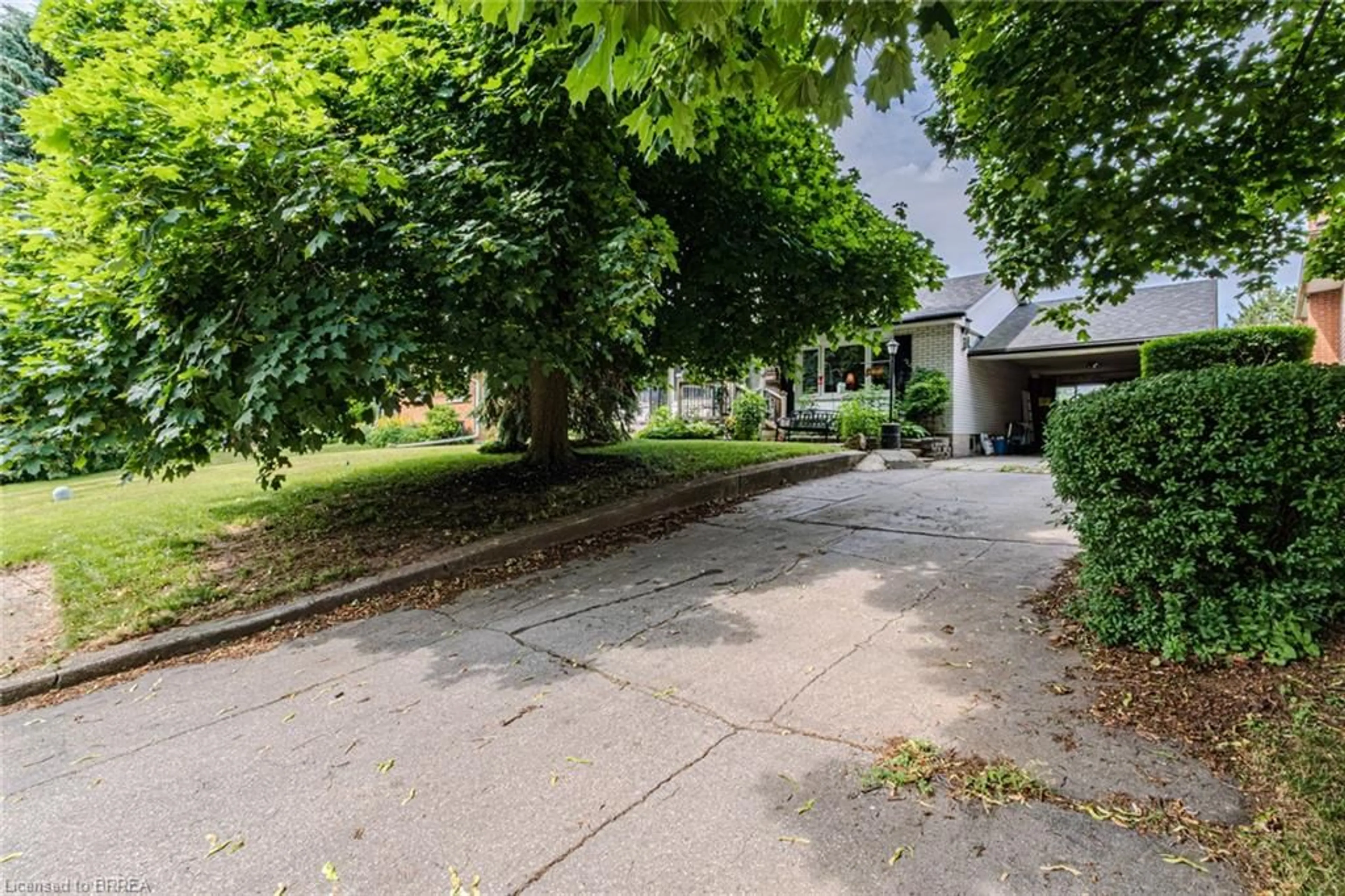 A pic from outside/outdoor area/front of a property/back of a property/a pic from drone, street for 48 Market St, Paris Ontario N3L 3B2
