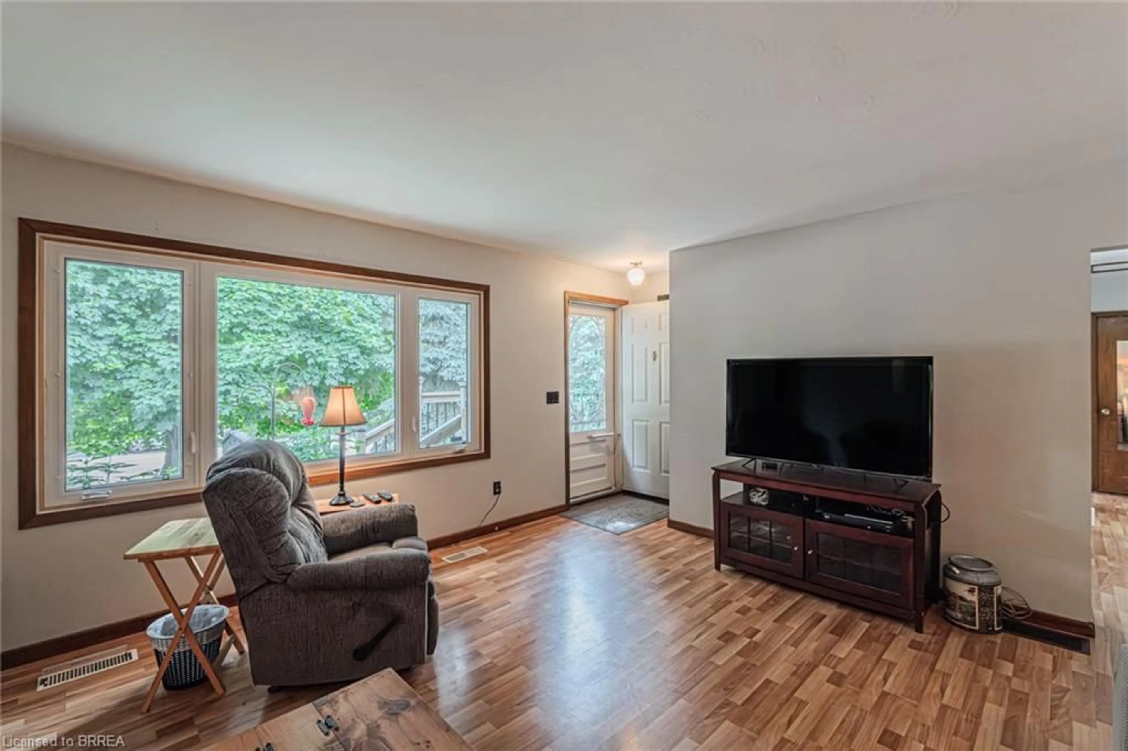 Living room with furniture, wood/laminate floor for 48 Market St, Paris Ontario N3L 3B2