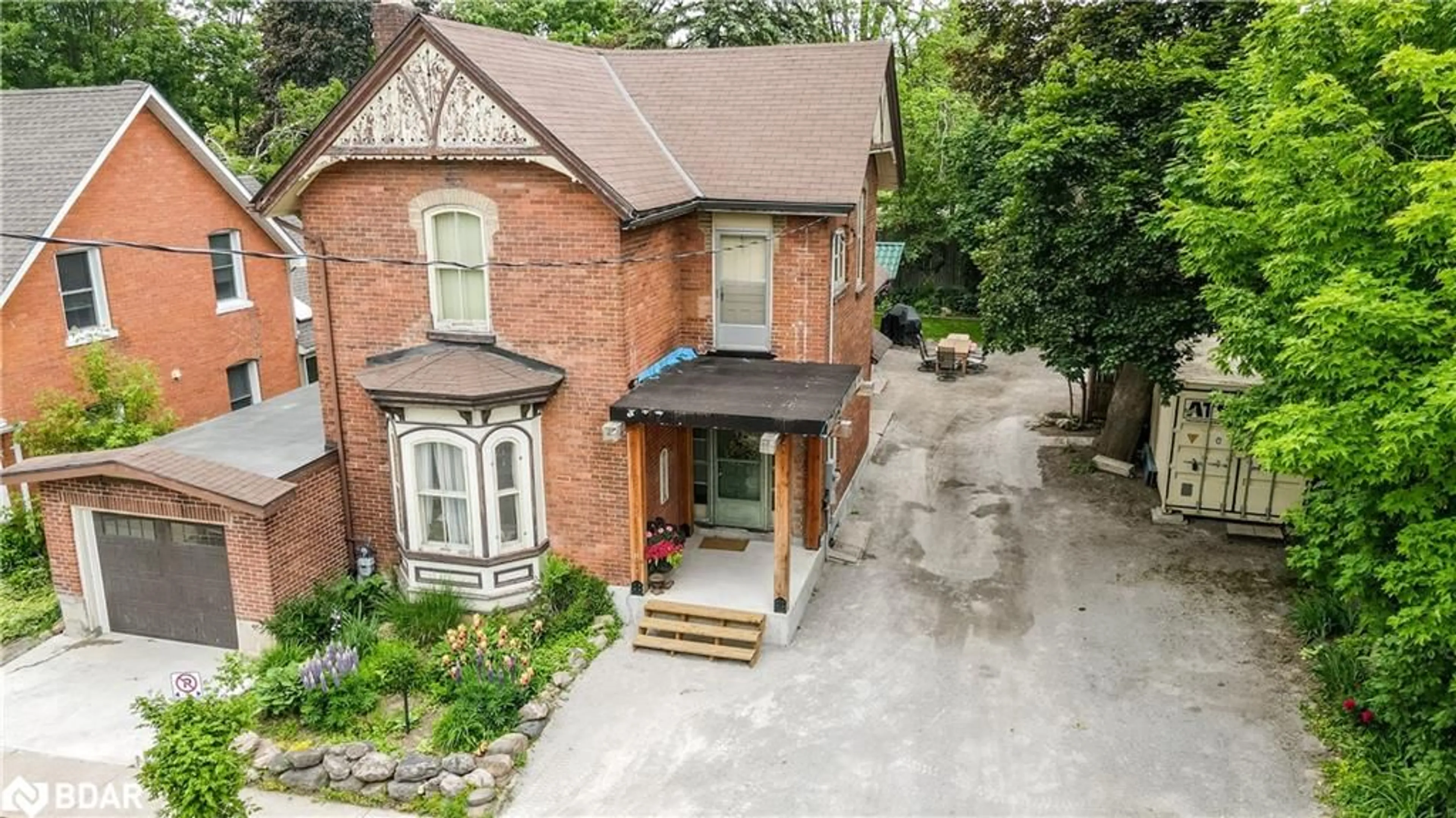 A pic from outside/outdoor area/front of a property/back of a property/a pic from drone, street for 121 Mulcaster St, Barrie Ontario L4M 3M8