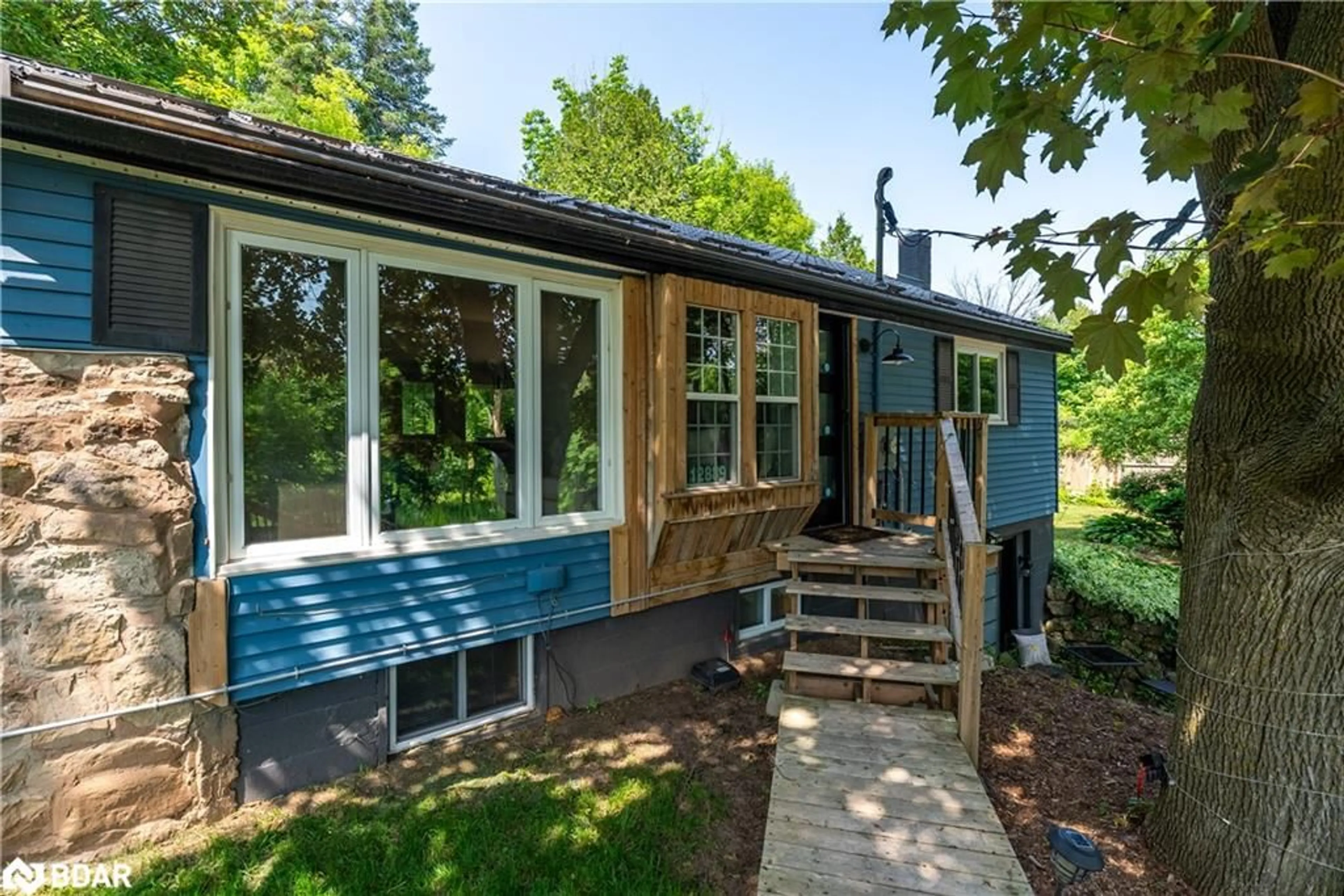 Home with vinyl exterior material, unknown for 12889 Third Line, Acton Ontario L7J 2M1