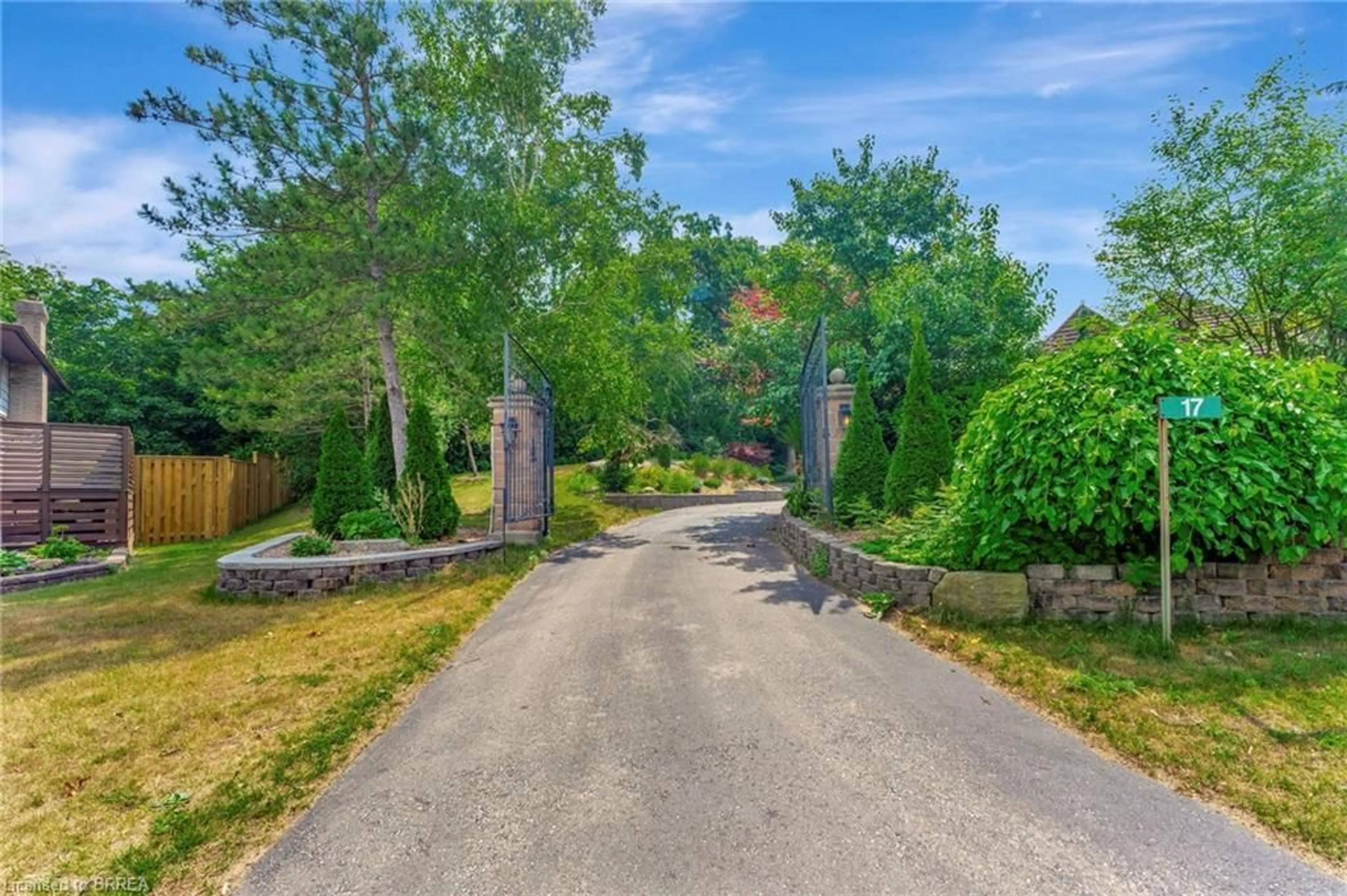 A pic from outside/outdoor area/front of a property/back of a property/a pic from drone, street for 17 Lee Arn Crt, Lynedoch Ontario N4B 2W4