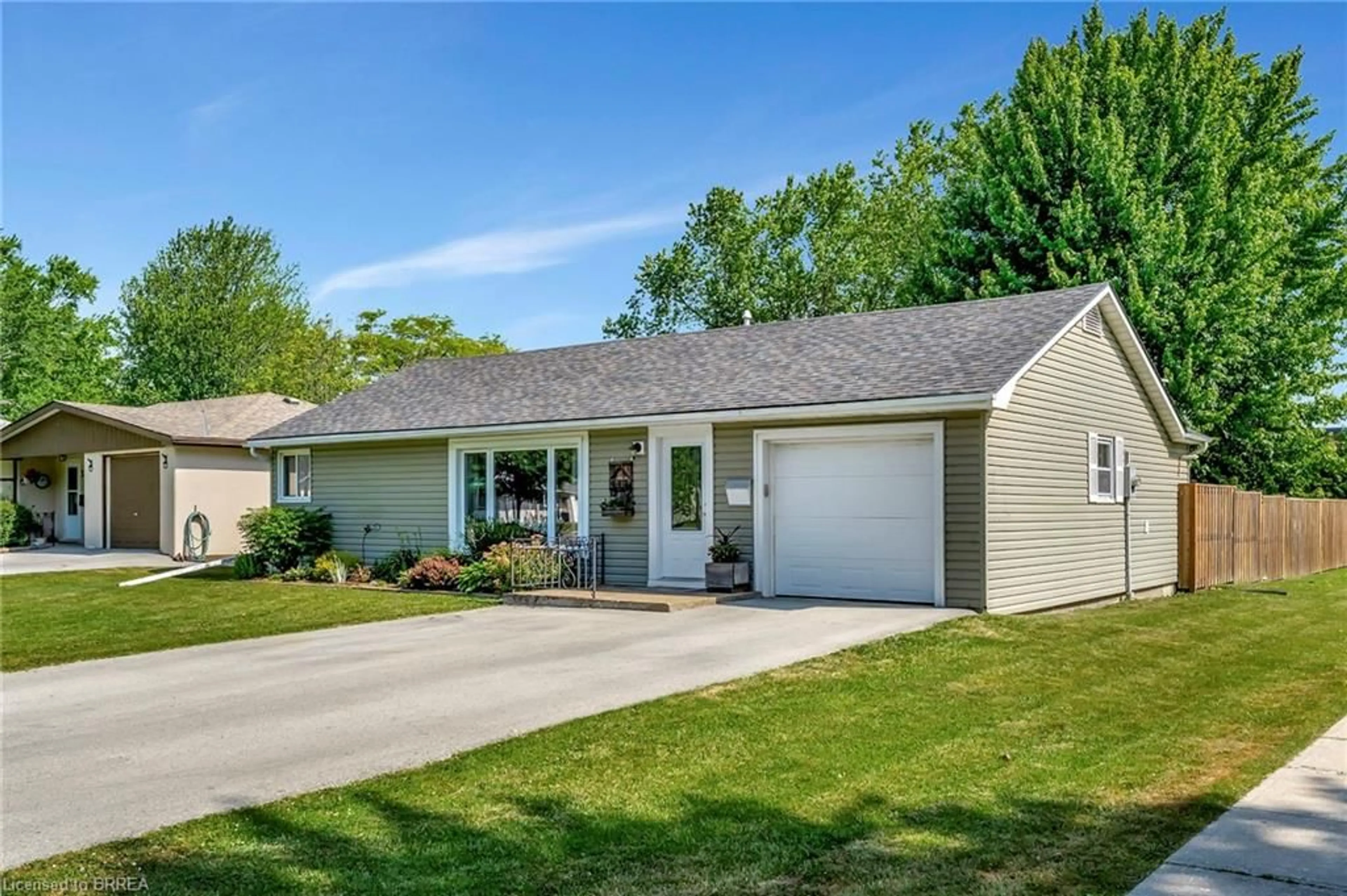 Home with vinyl exterior material, street for 313 Park Ave, Dunnville Ontario N1A 1M7