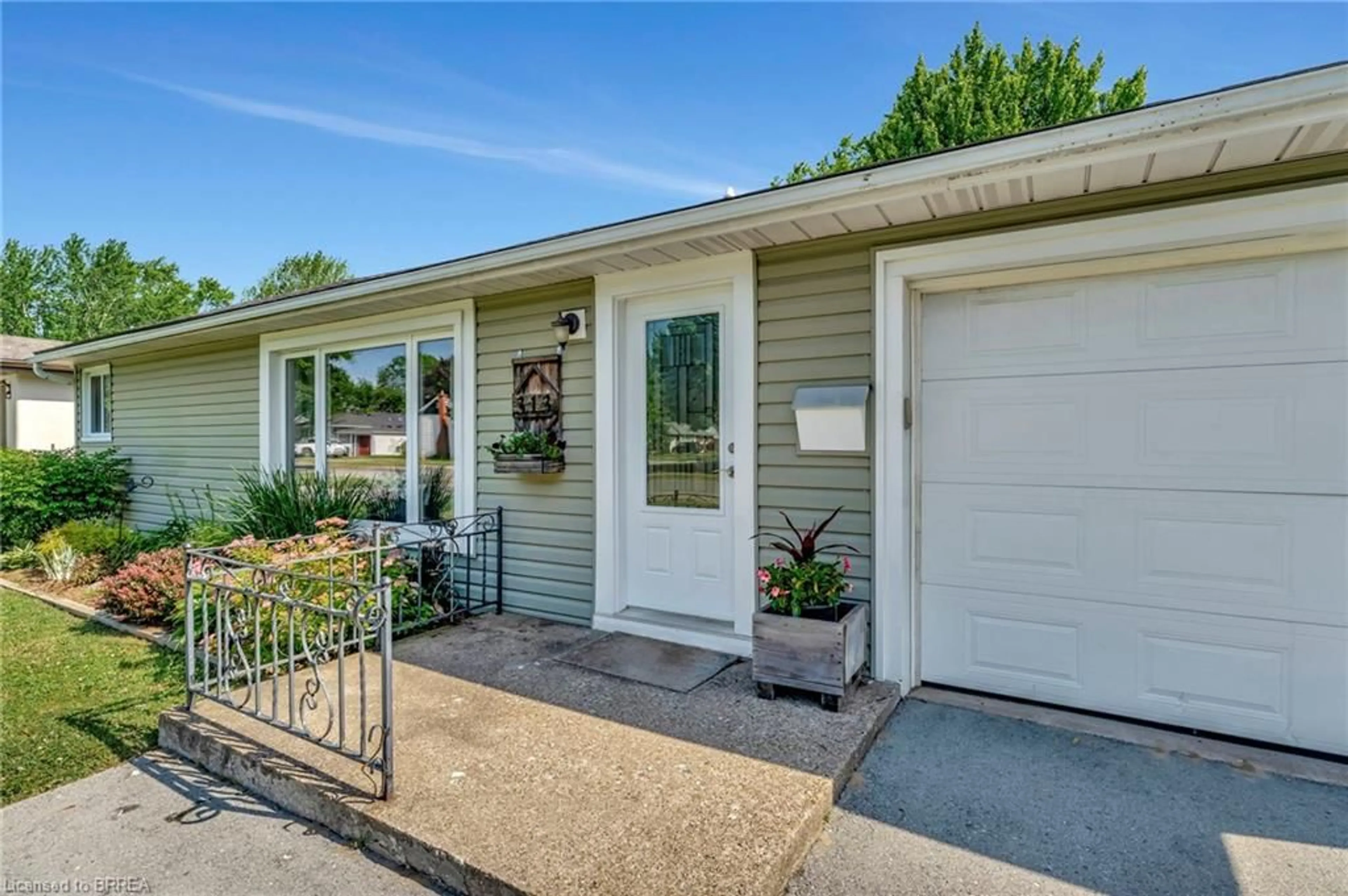 Home with vinyl exterior material, street for 313 Park Ave, Dunnville Ontario N1A 1M7