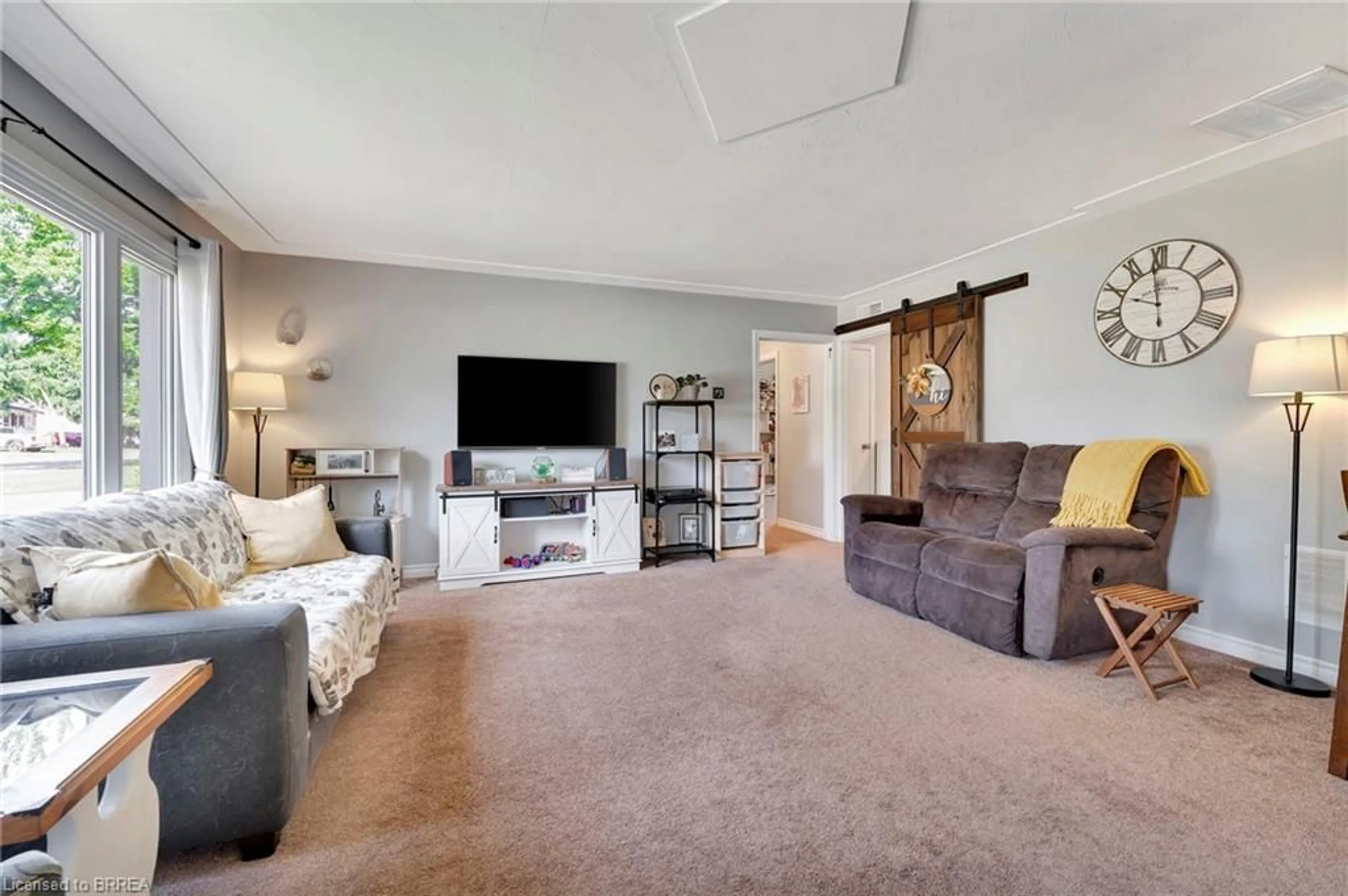 Living room with furniture, unknown for 313 Park Ave, Dunnville Ontario N1A 1M7