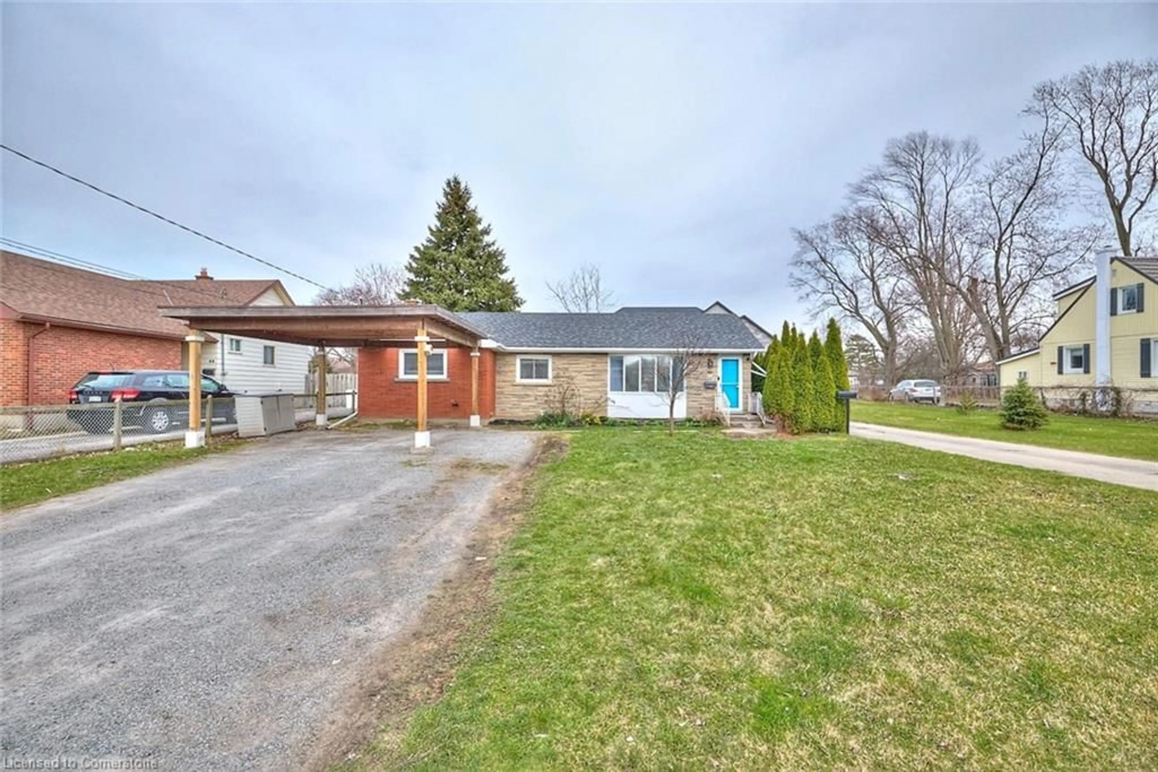 A pic from outside/outdoor area/front of a property/back of a property/a pic from drone, street for 42 Louth St, St. Catharines Ontario L2S 2T4