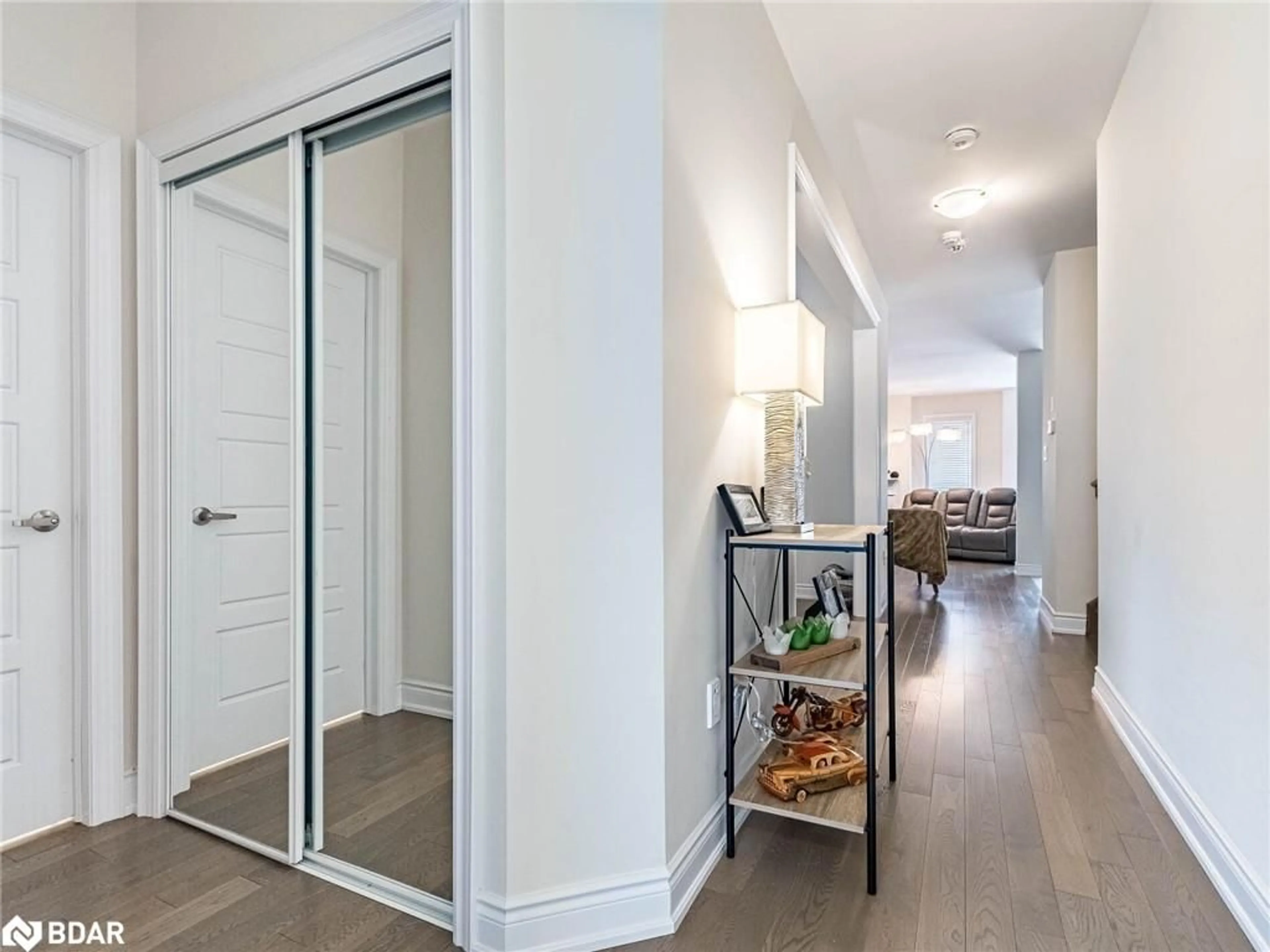 Indoor entryway for 8779 Chickory Trail, Niagara Falls Ontario L2H 3S4