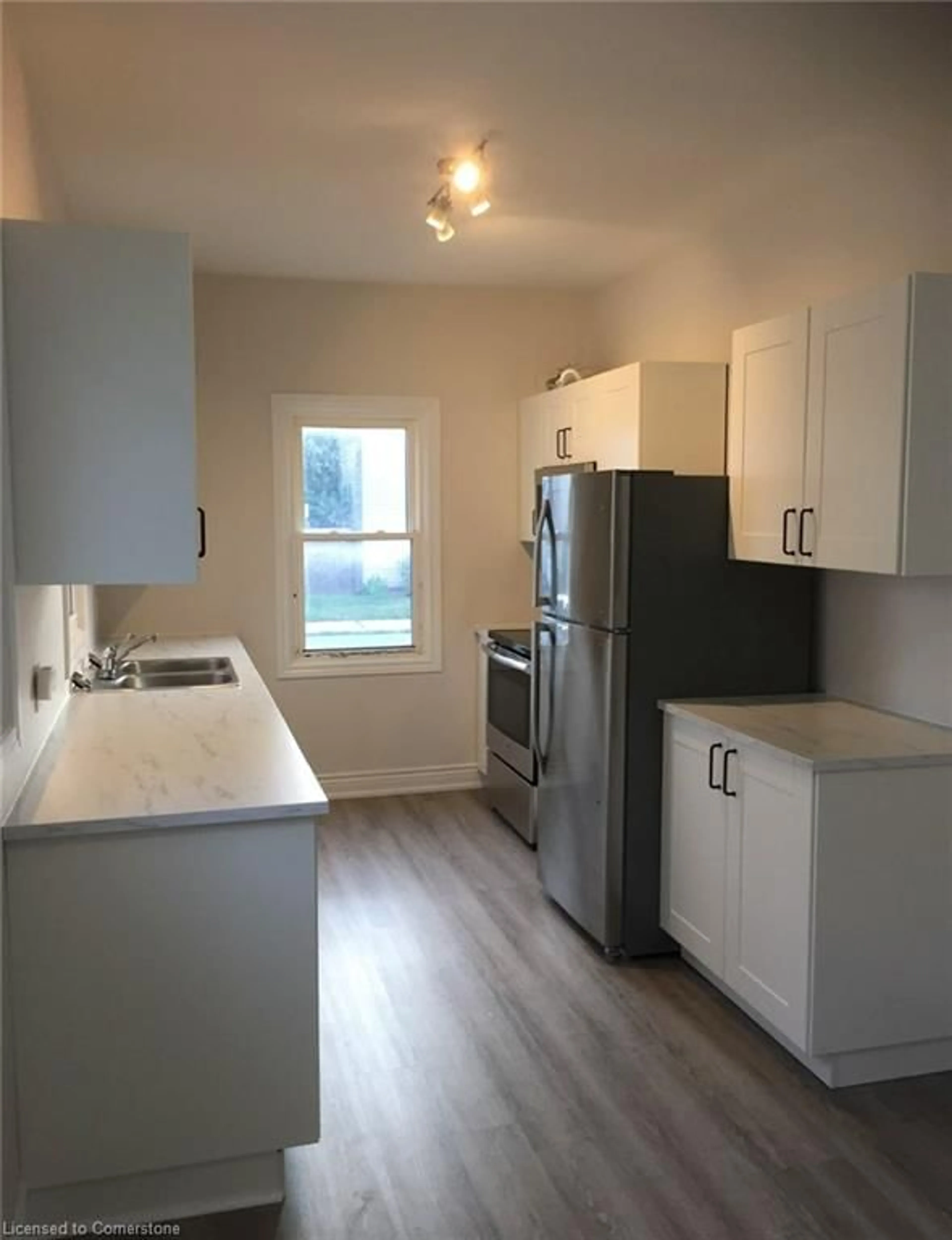 Standard kitchen, wood/laminate floor for 42 Vine St, St. Catharines Ontario L2R 3X8