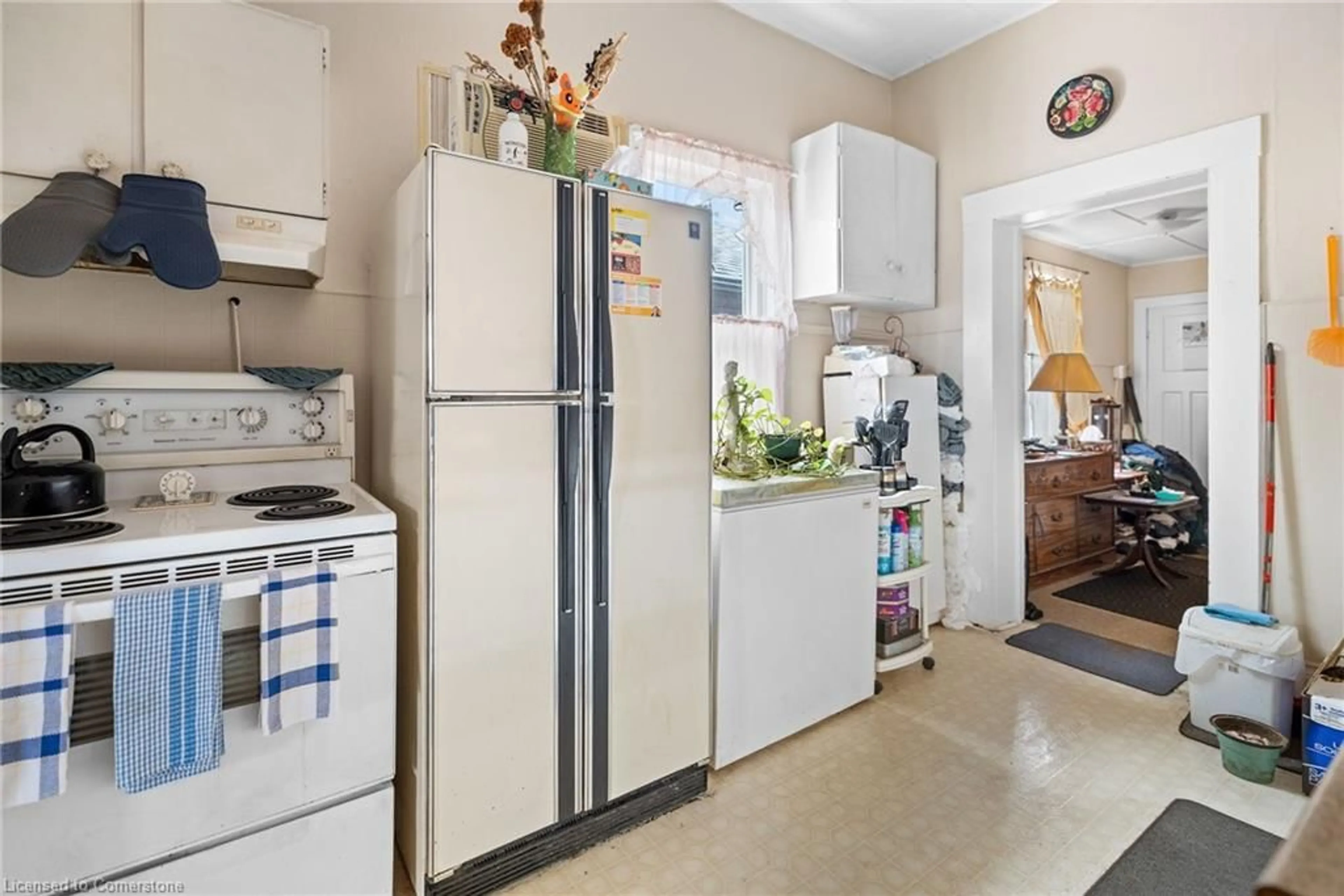 Standard kitchen, ceramic/tile floor for 20 Niagara St, St. Catharines Ontario L2R 4K7