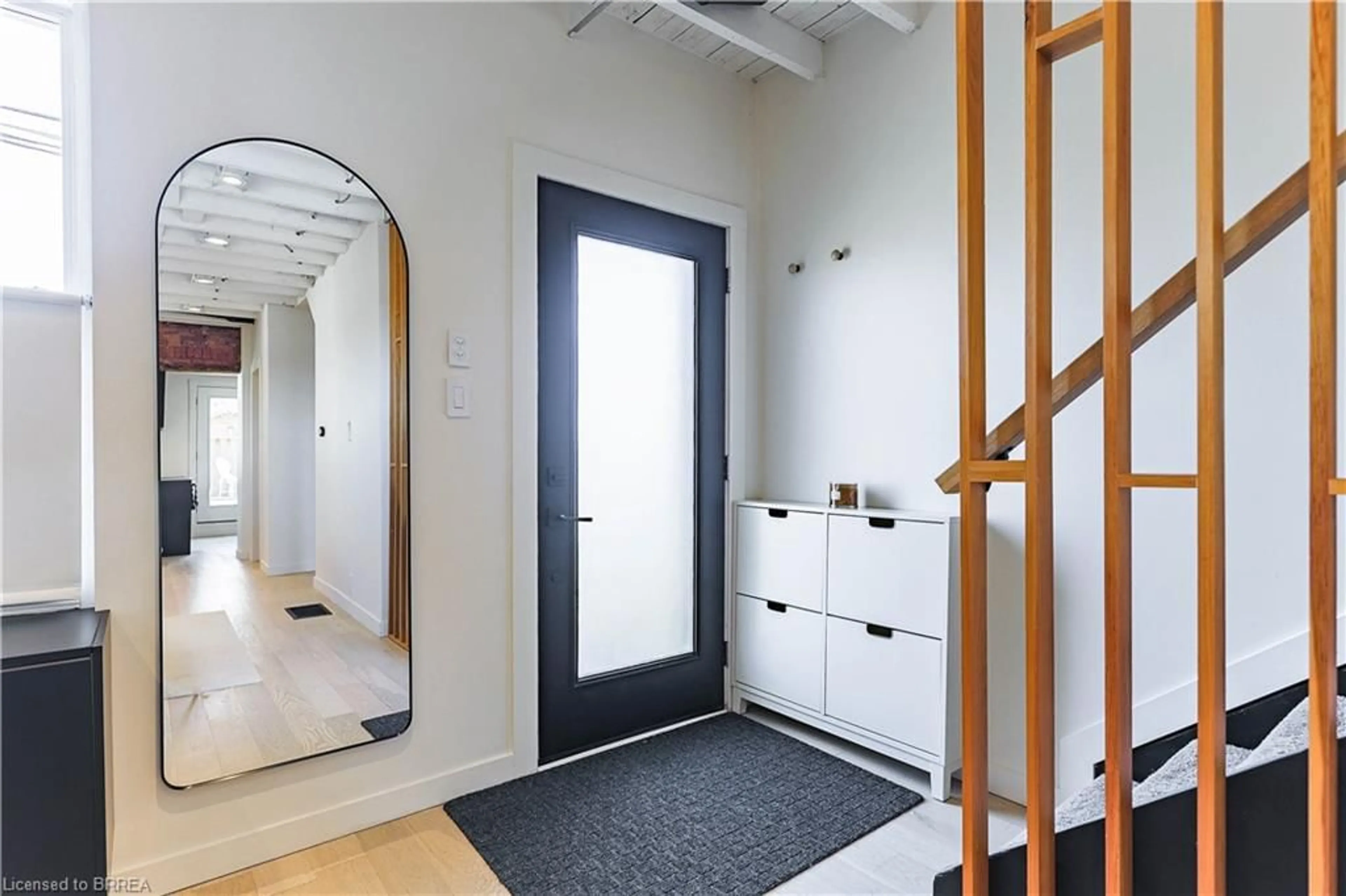Indoor foyer for 197 Barton St, Hamilton Ontario L8R 2H3