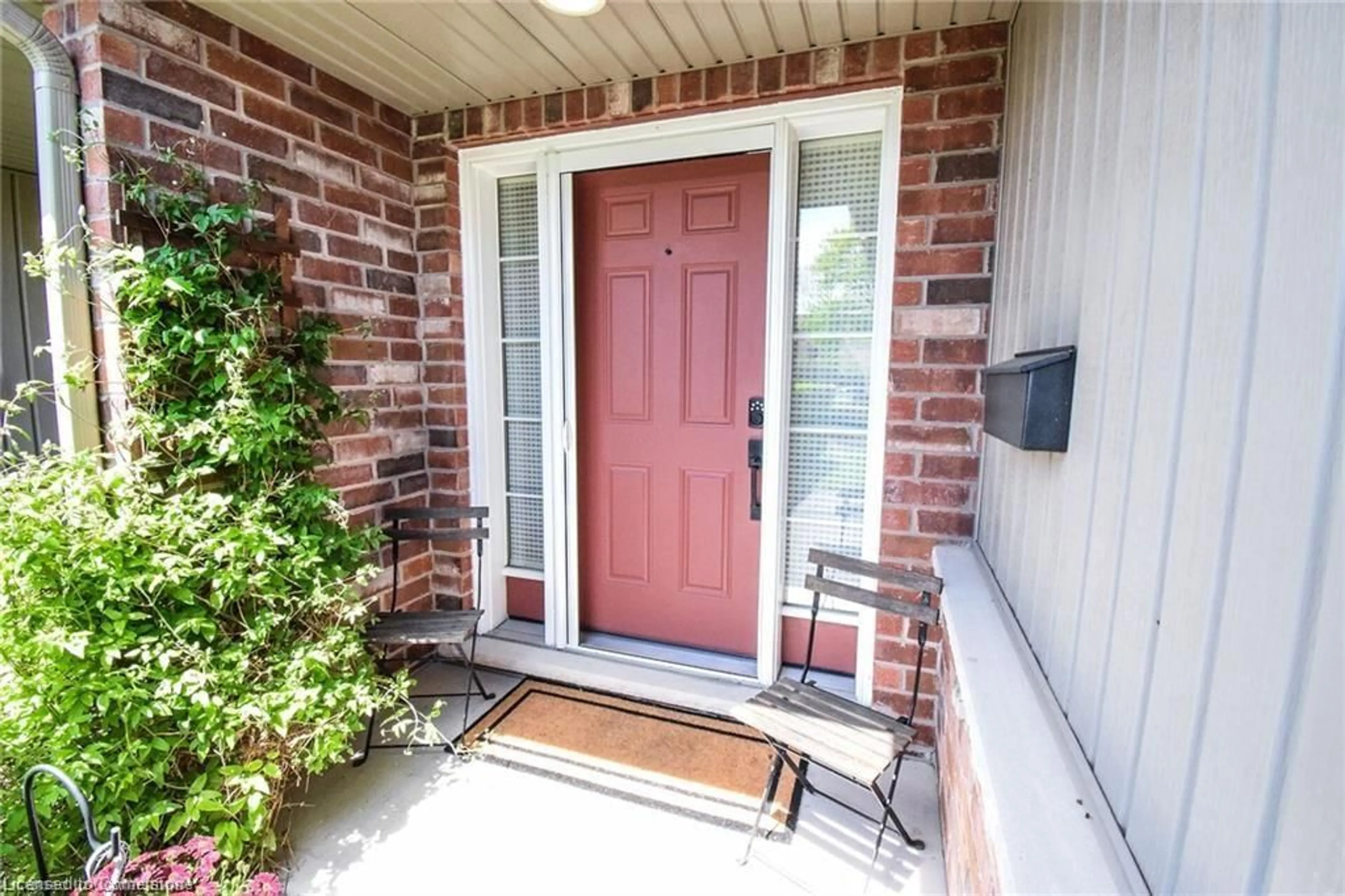 Indoor entryway for 525 Queen St, Dunnville Ontario N1A 1J5