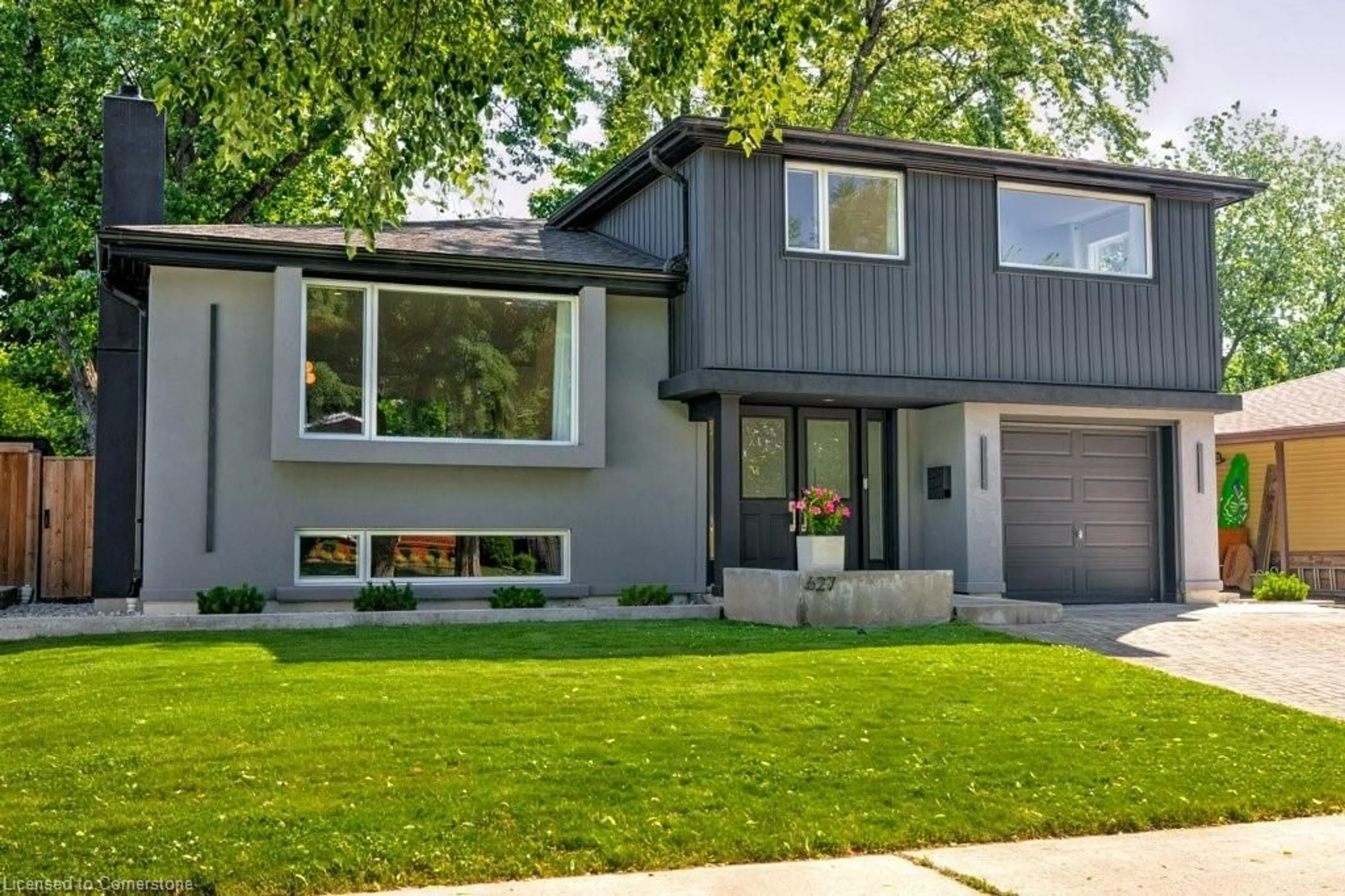 Home with brick exterior material, street for 627 Mullin Way, Burlington Ontario L7L 4J6