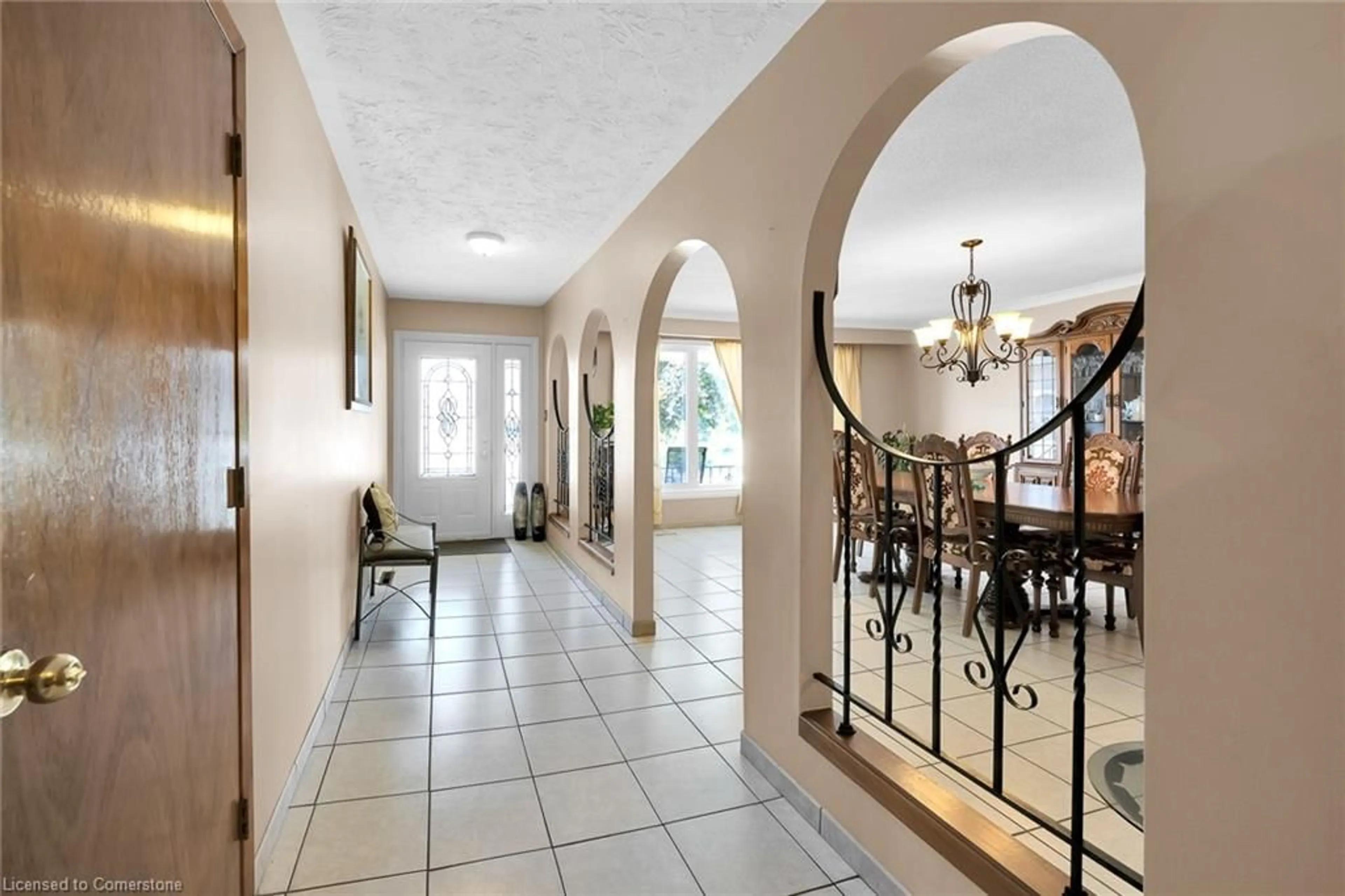 Indoor foyer for 11 Algonquin Crt, Hamilton Ontario L8T 4T2