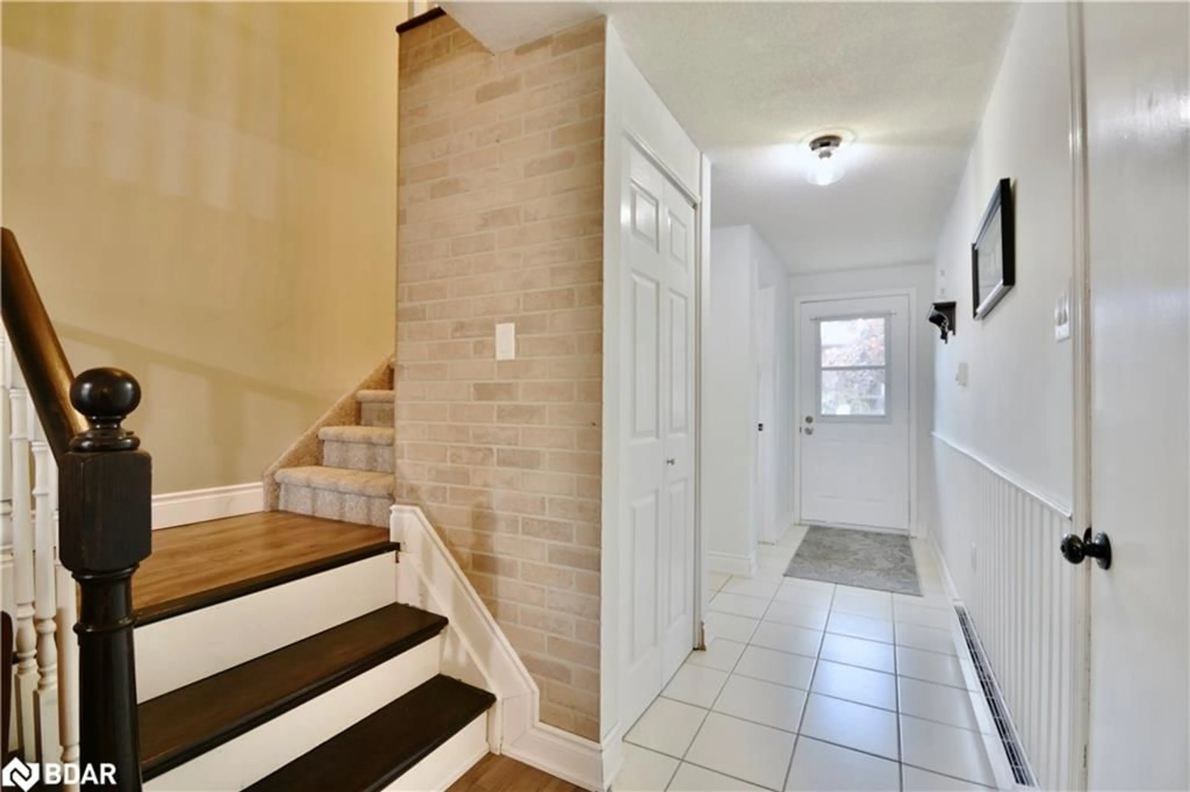 Indoor entryway for 11 Pheasant Trail, Barrie Ontario L4N 6W4