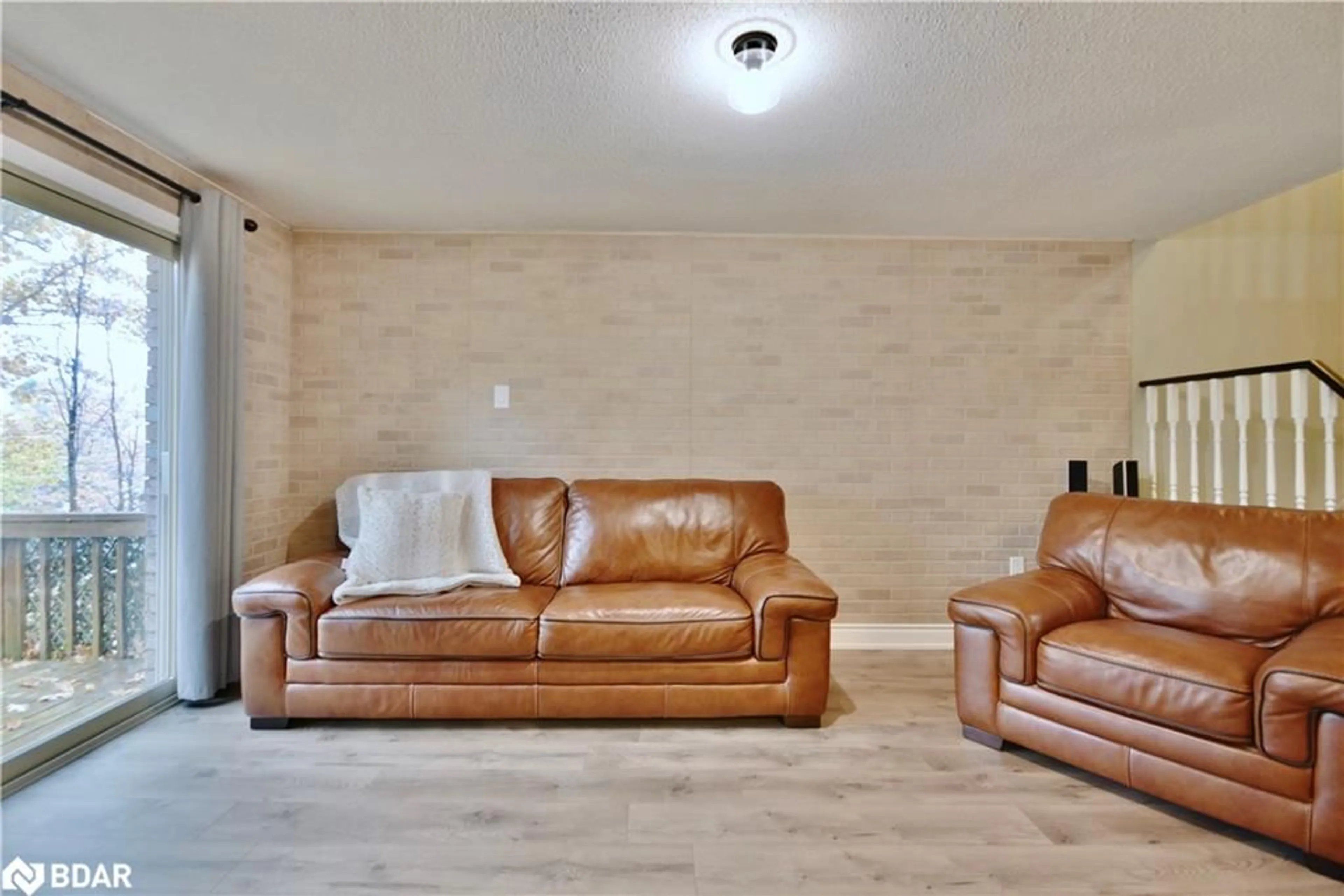 Living room with furniture, unknown for 11 Pheasant Trail, Barrie Ontario L4N 6W4