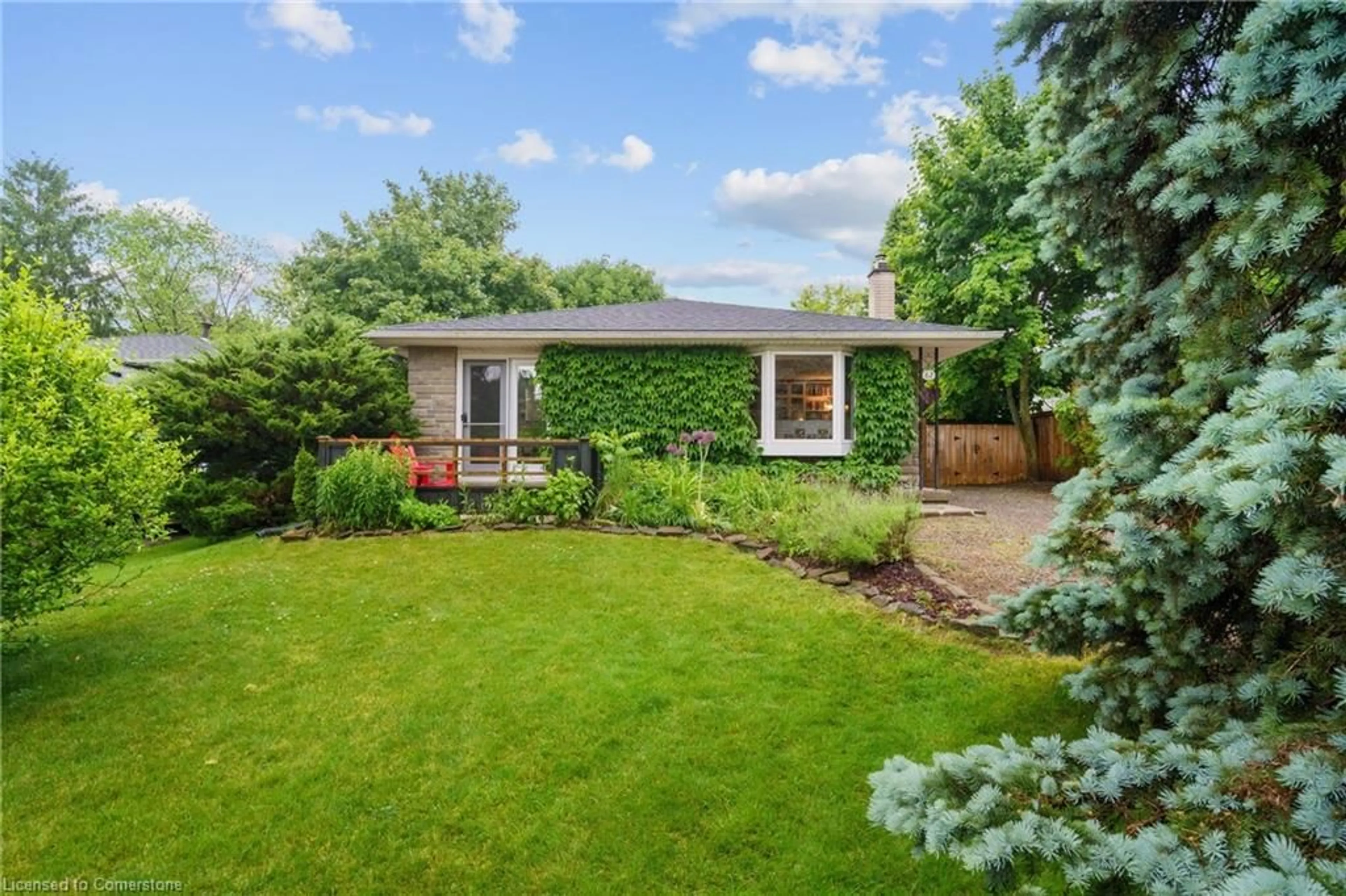 A pic from outside/outdoor area/front of a property/back of a property/a pic from drone, street for 82 Skyline Dr, Dundas Ontario L9H 3S6