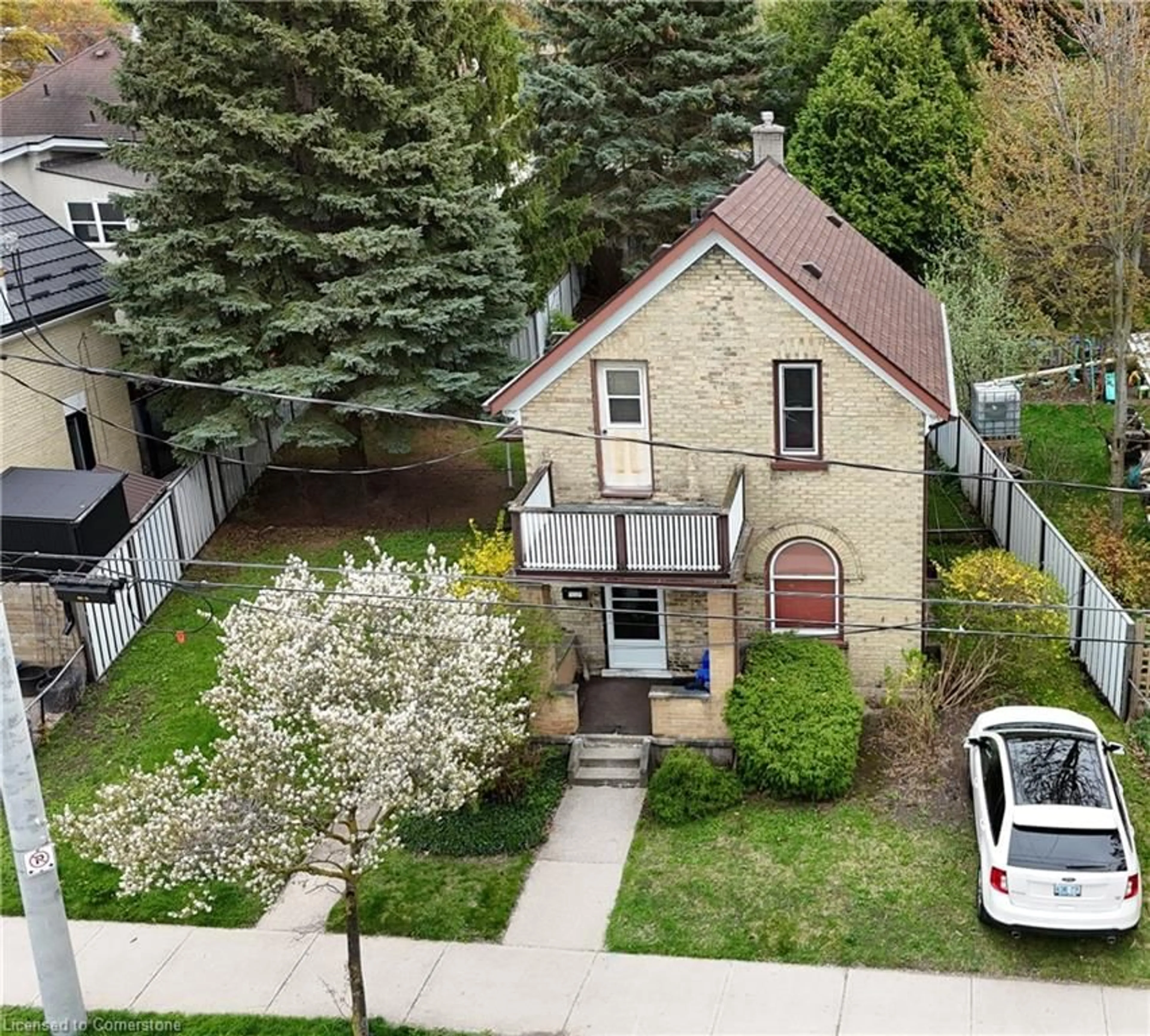 A pic from outside/outdoor area/front of a property/back of a property/a pic from drone, street for 25 Guelph St, Kitchener Ontario N2H 5W5