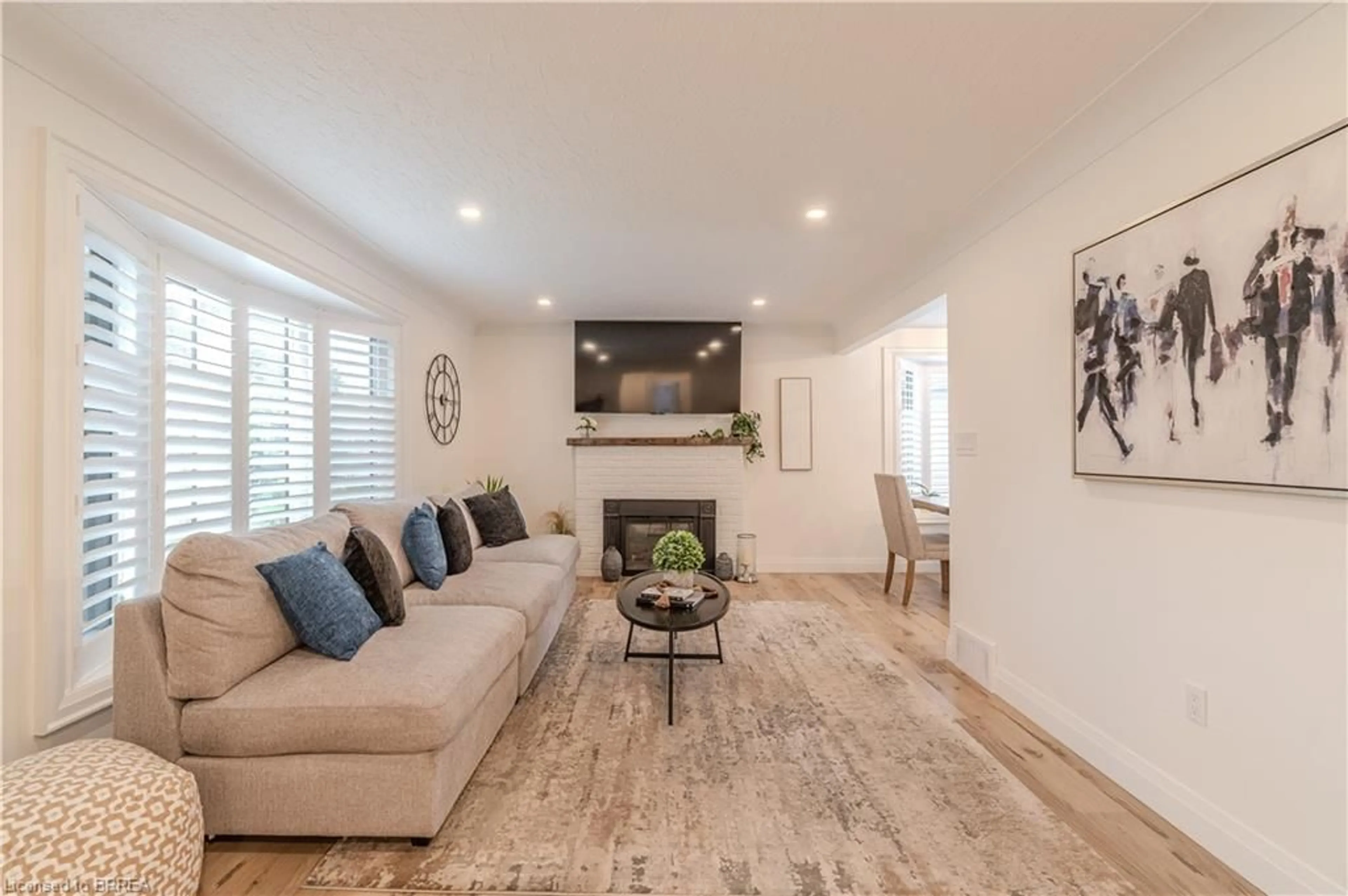 Living room with furniture, unknown for 24 Hillier Cres, Brantford Ontario N3R 1X1