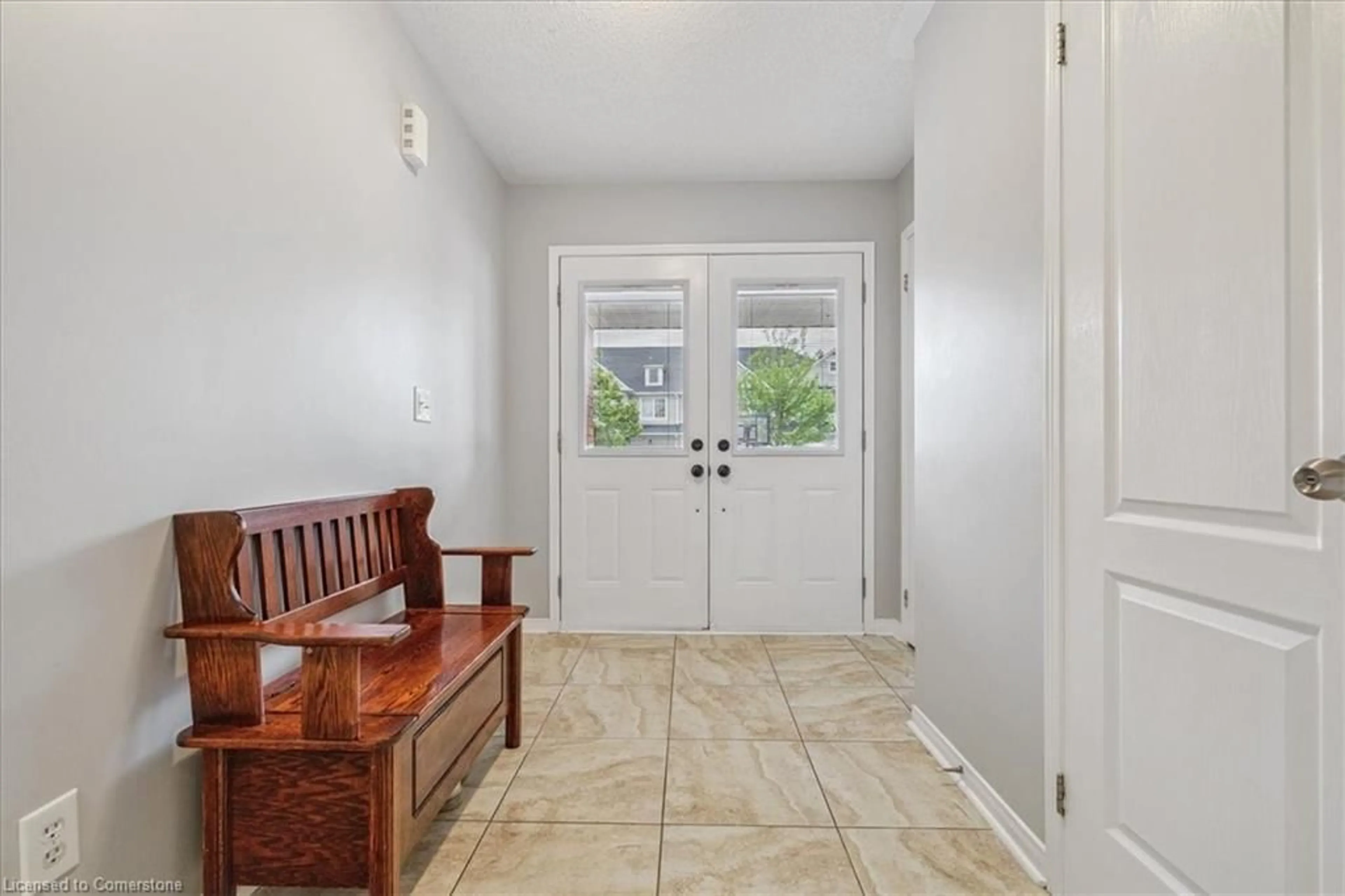 Indoor entryway for 4810 Capri Cres, Burlington Ontario L7M 0H5