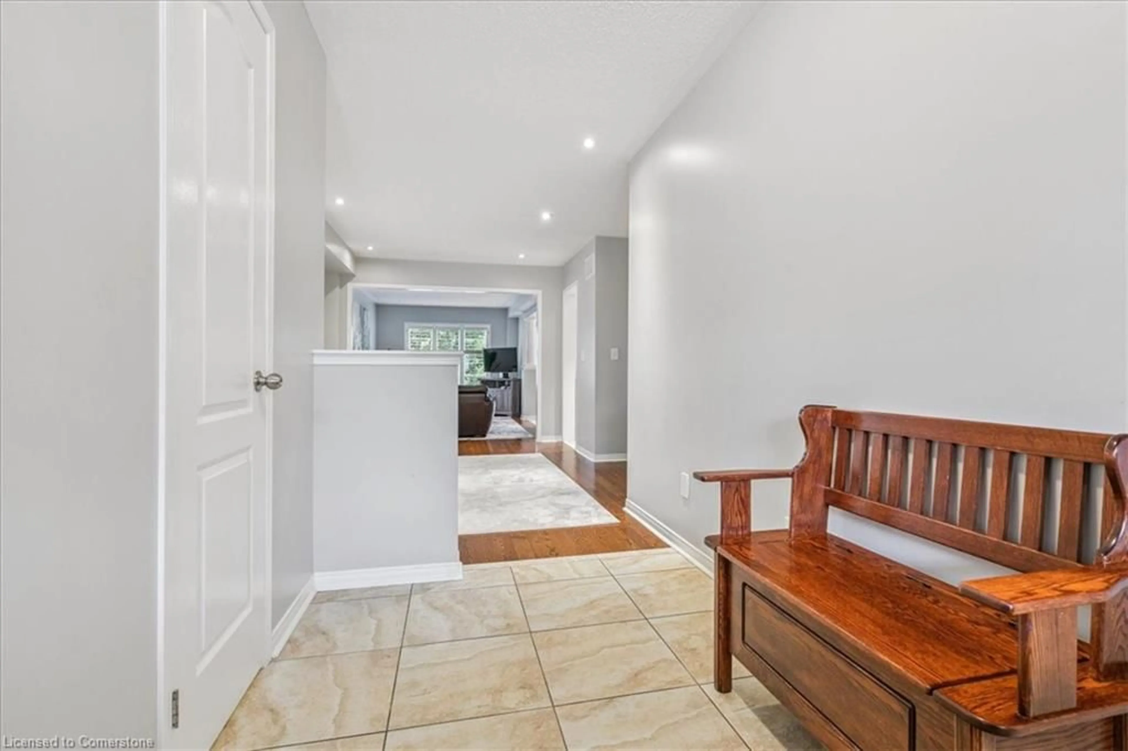 Indoor foyer for 4810 Capri Cres, Burlington Ontario L7M 0H5
