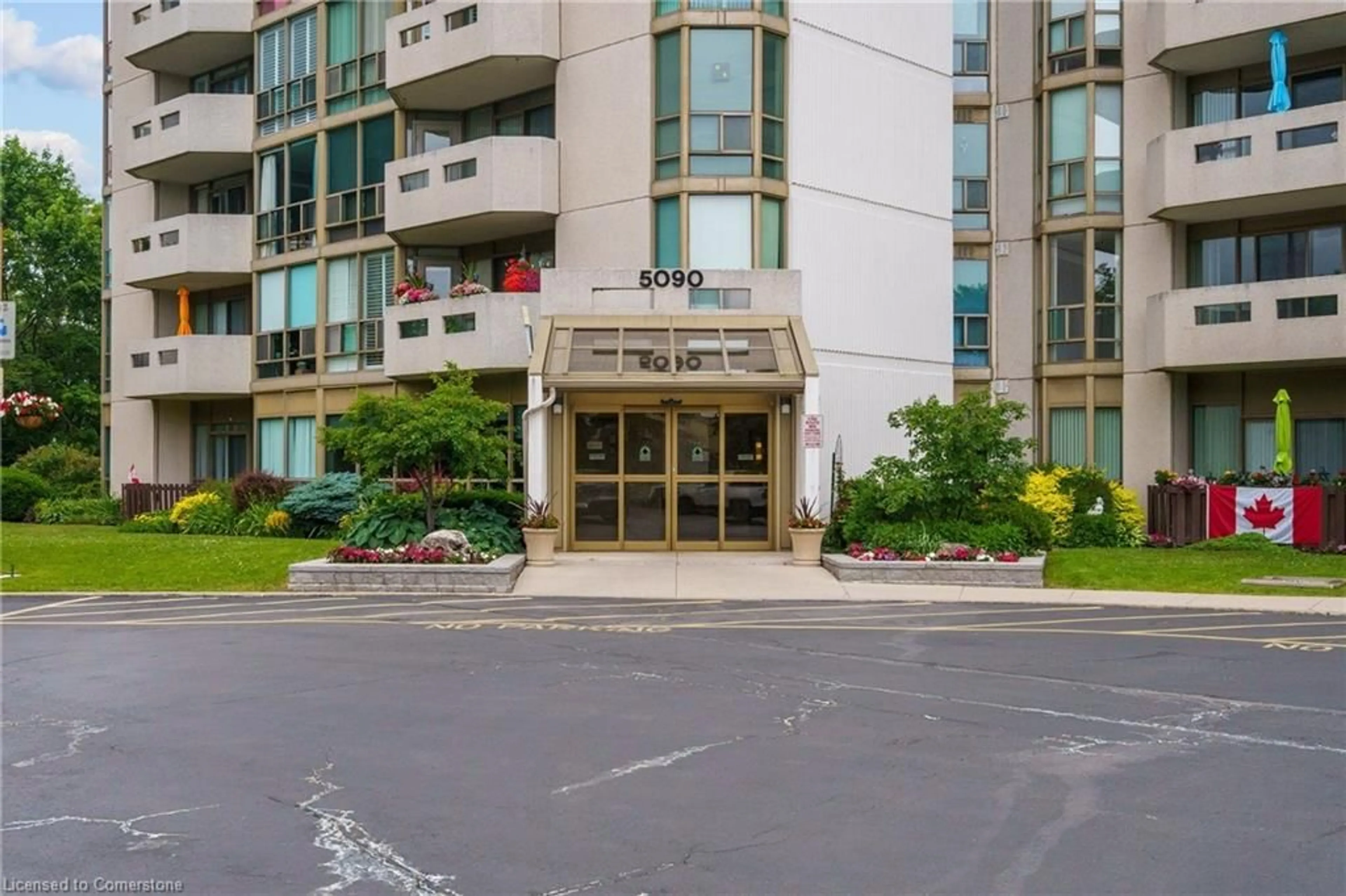 Indoor foyer for 5090 Pinedale Ave #410, Burlington Ontario L7L 3V8