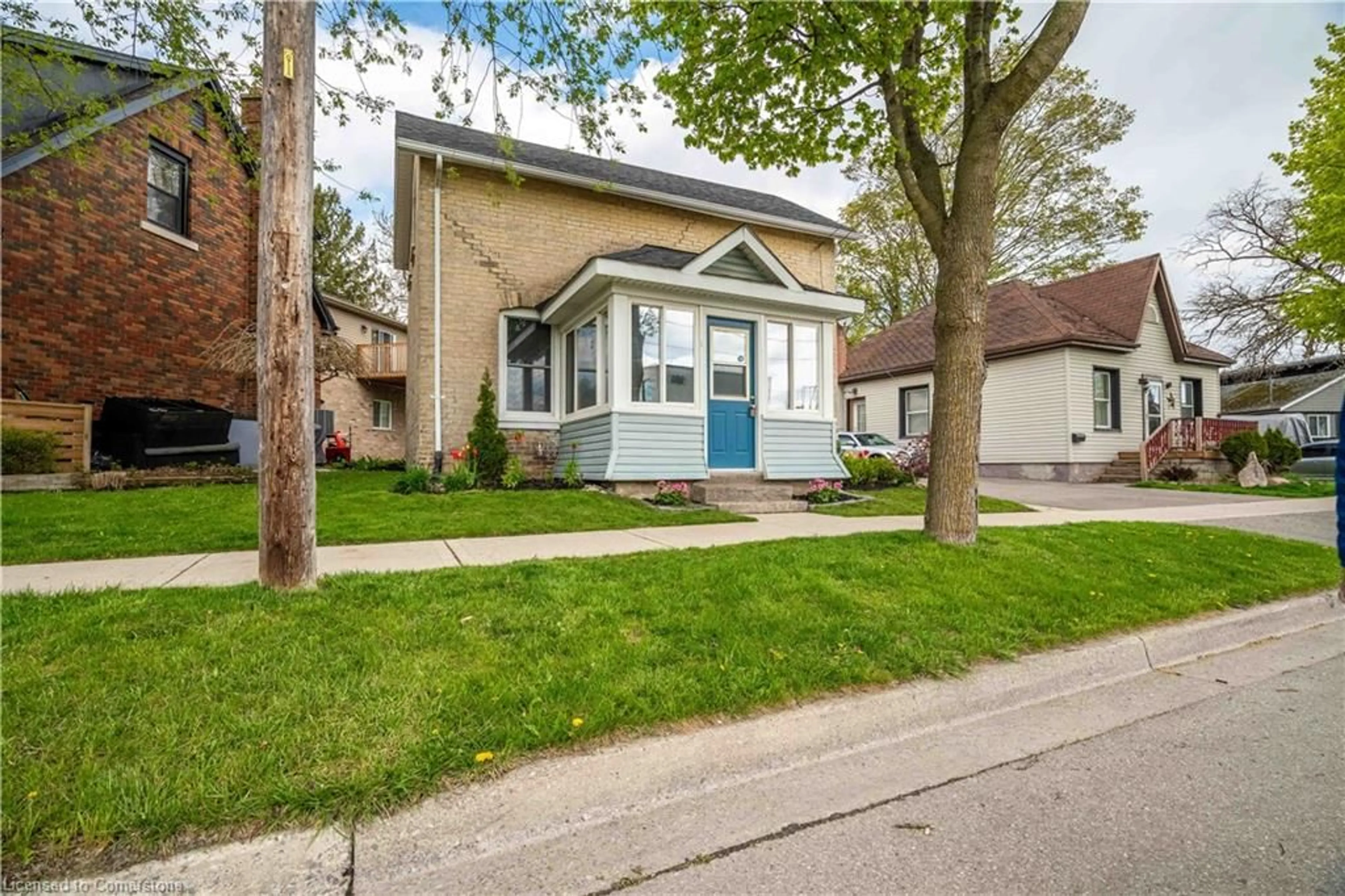 Home with vinyl exterior material, street for 173 Grand River Ave, Brantford Ontario N3T 4X7