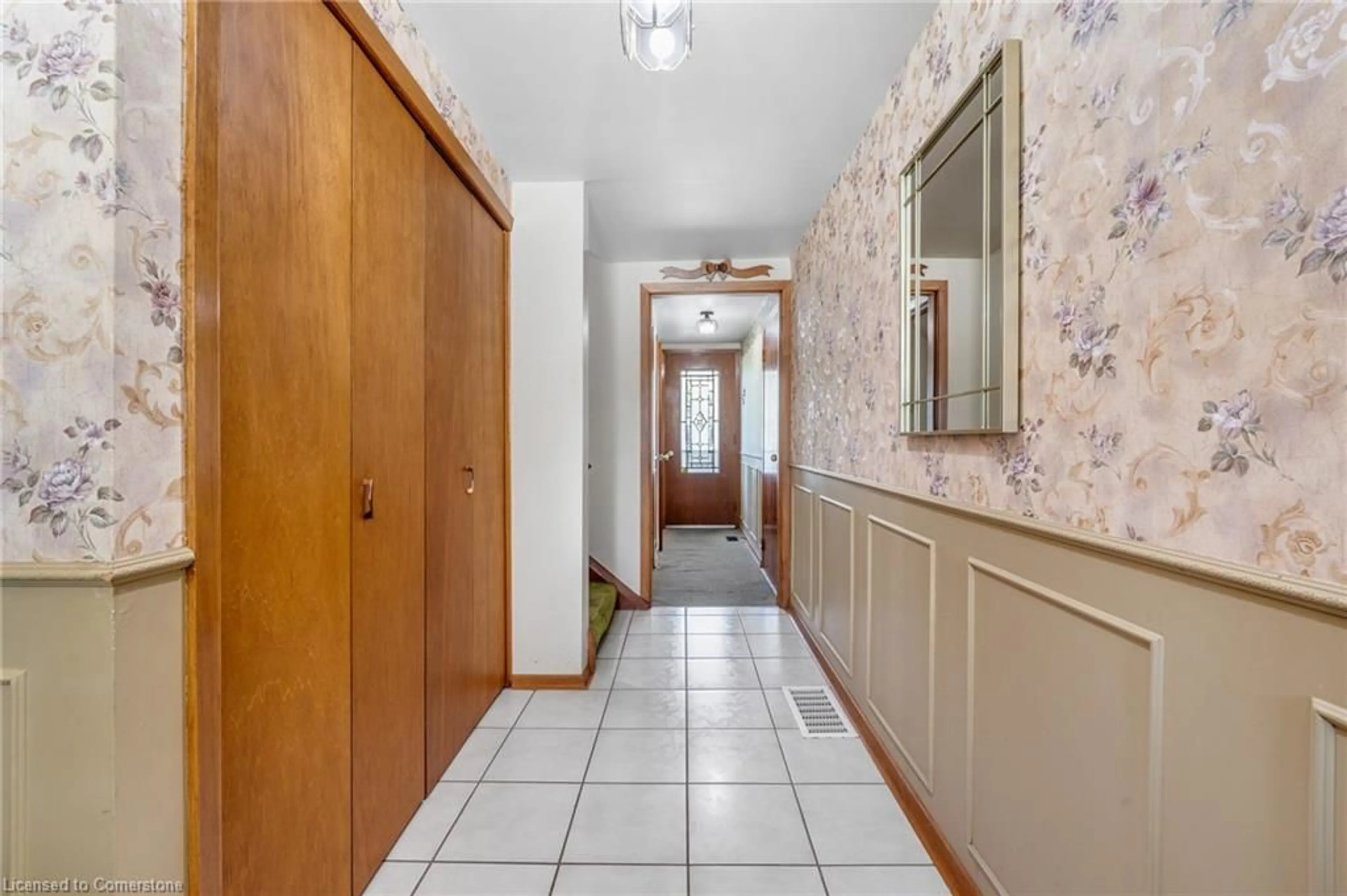 Indoor foyer for 103 Highman Ave, Cambridge Ontario N1R 3M2