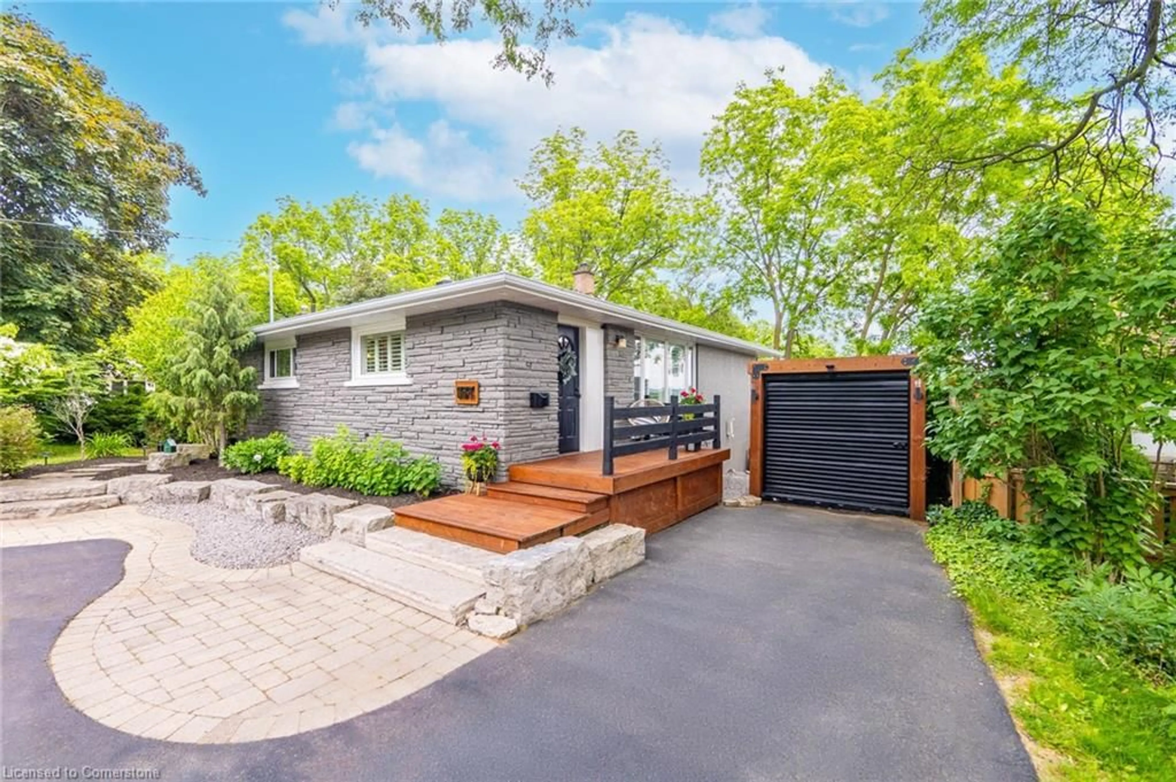 Home with brick exterior material, street for 172 York Rd, Dundas Ontario L9H 1M7
