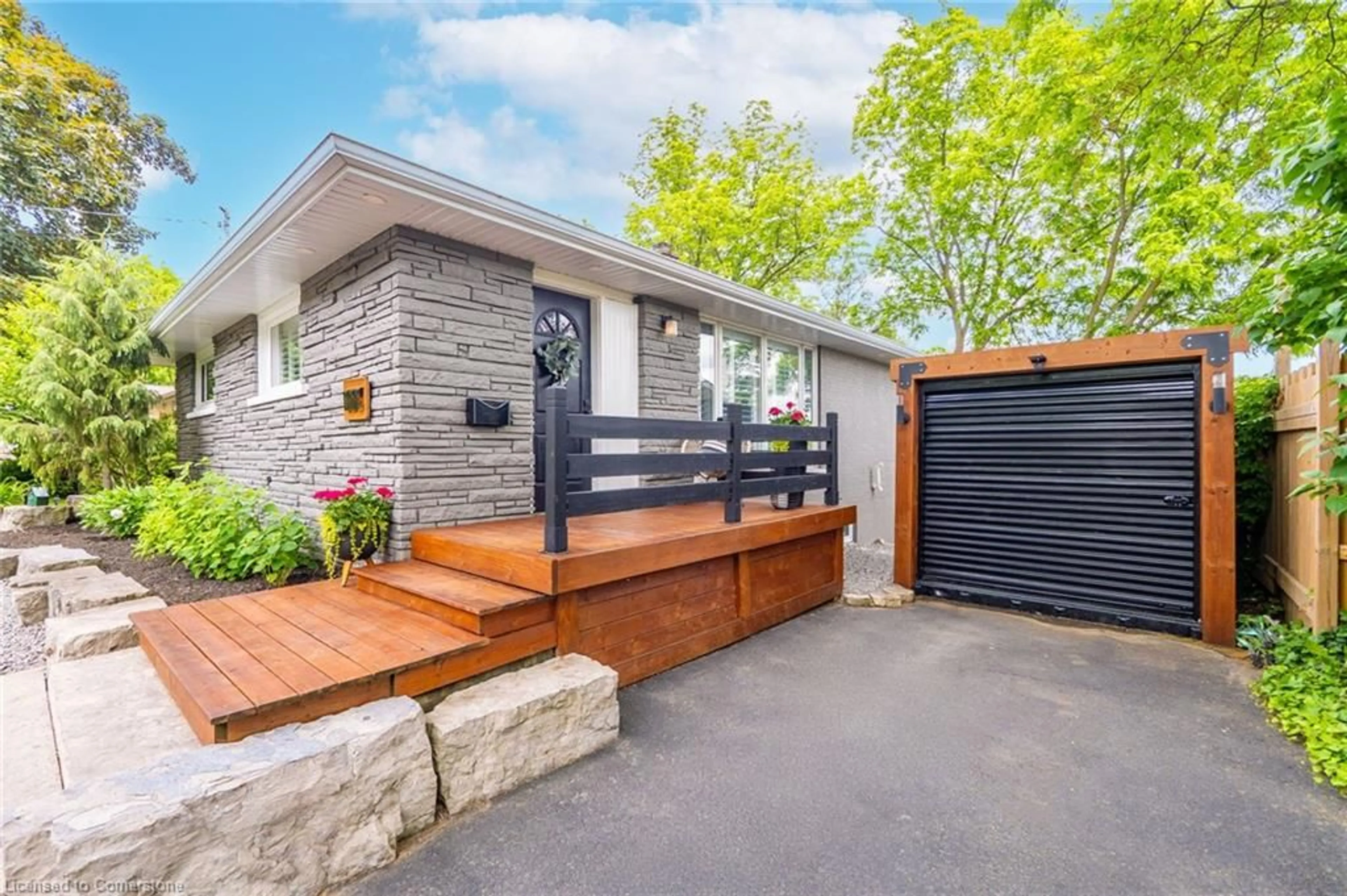 Home with brick exterior material, street for 172 York Rd, Dundas Ontario L9H 1M7