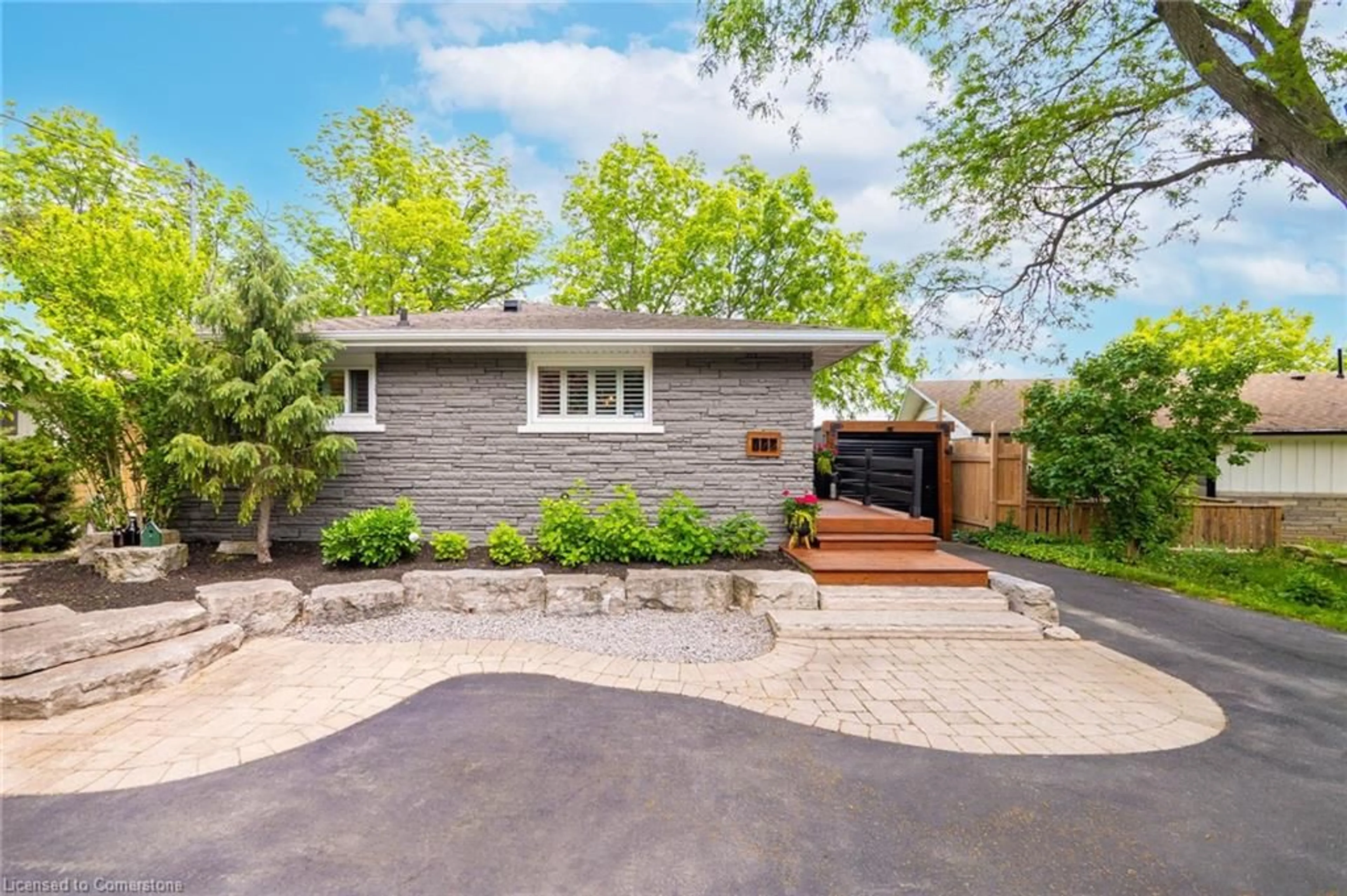 Home with brick exterior material, street for 172 York Rd, Dundas Ontario L9H 1M7
