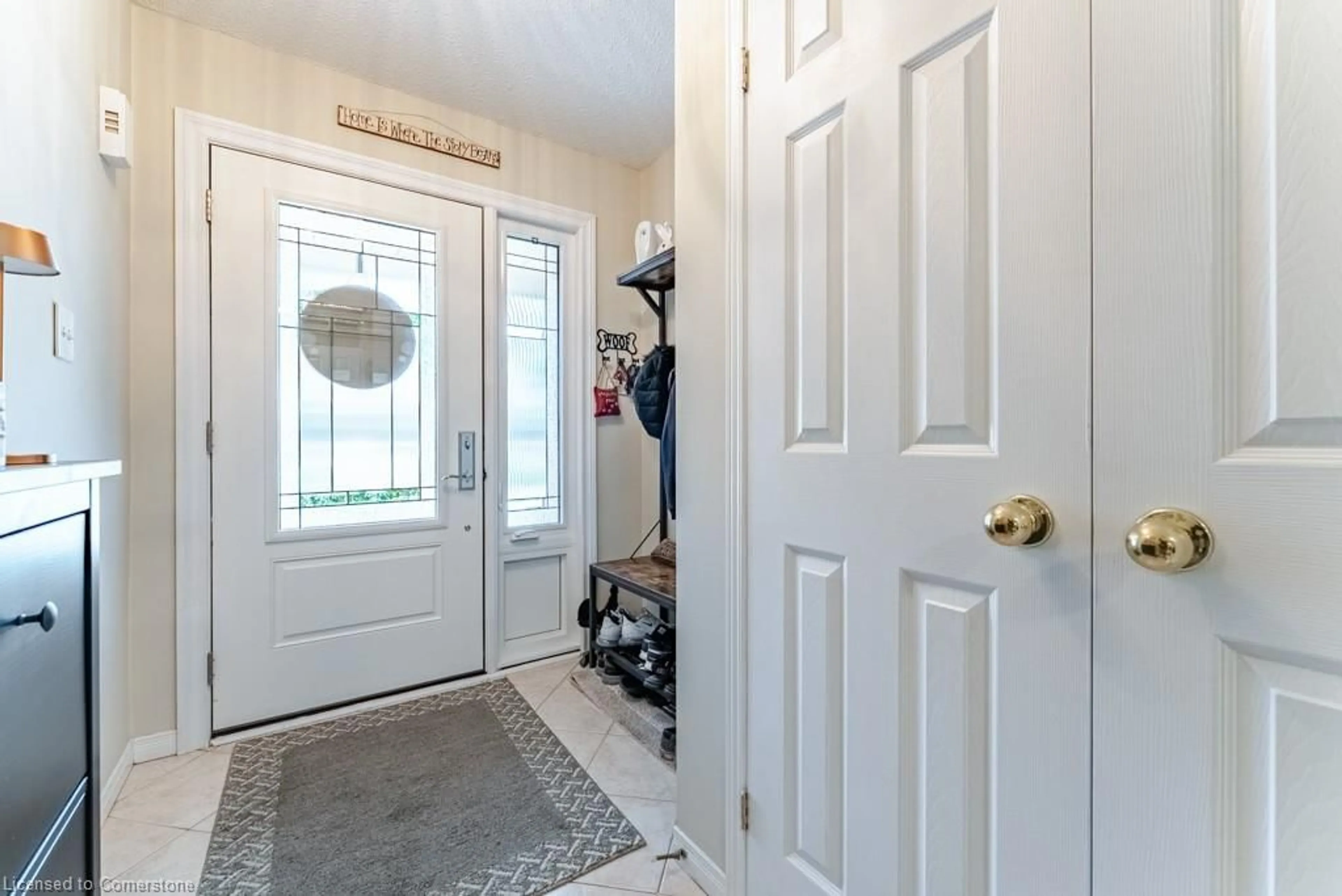 Indoor entryway for 1288 Inglehart Dr, Burlington Ontario L7M 4Z4