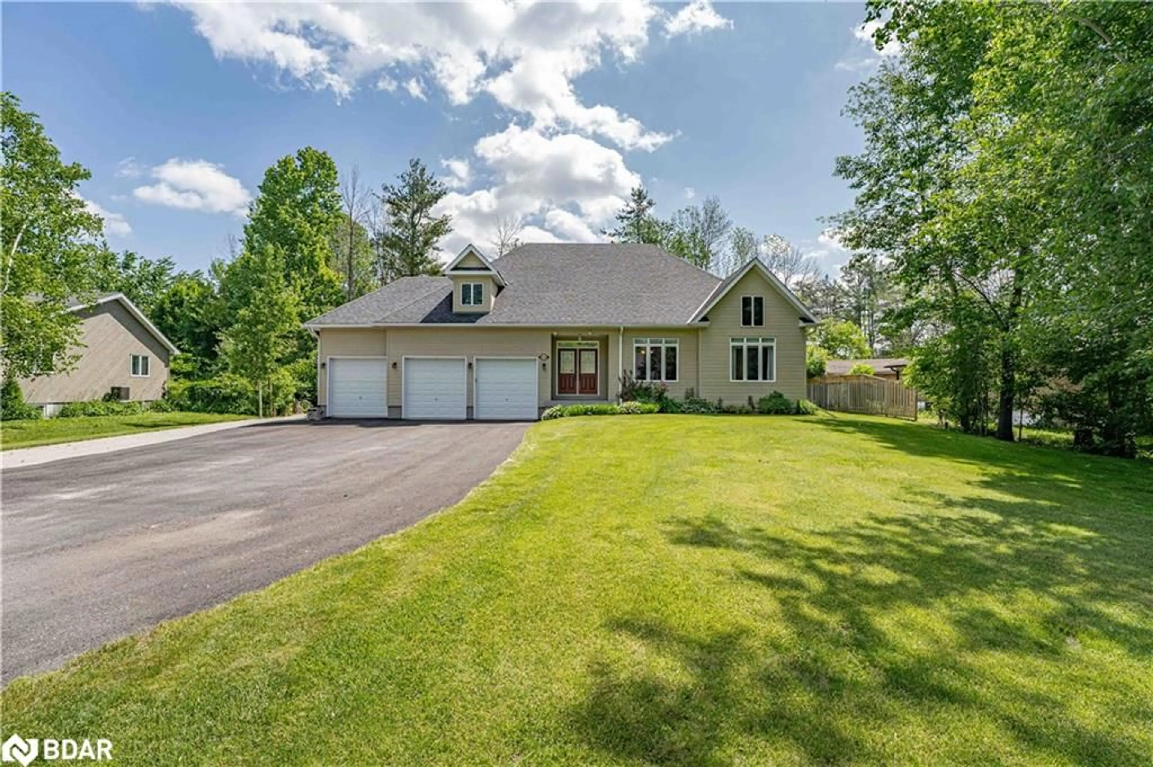 A pic from outside/outdoor area/front of a property/back of a property/a pic from drone, unknown for 3545 Timberline Ave, Severn Ontario L3V 6H3