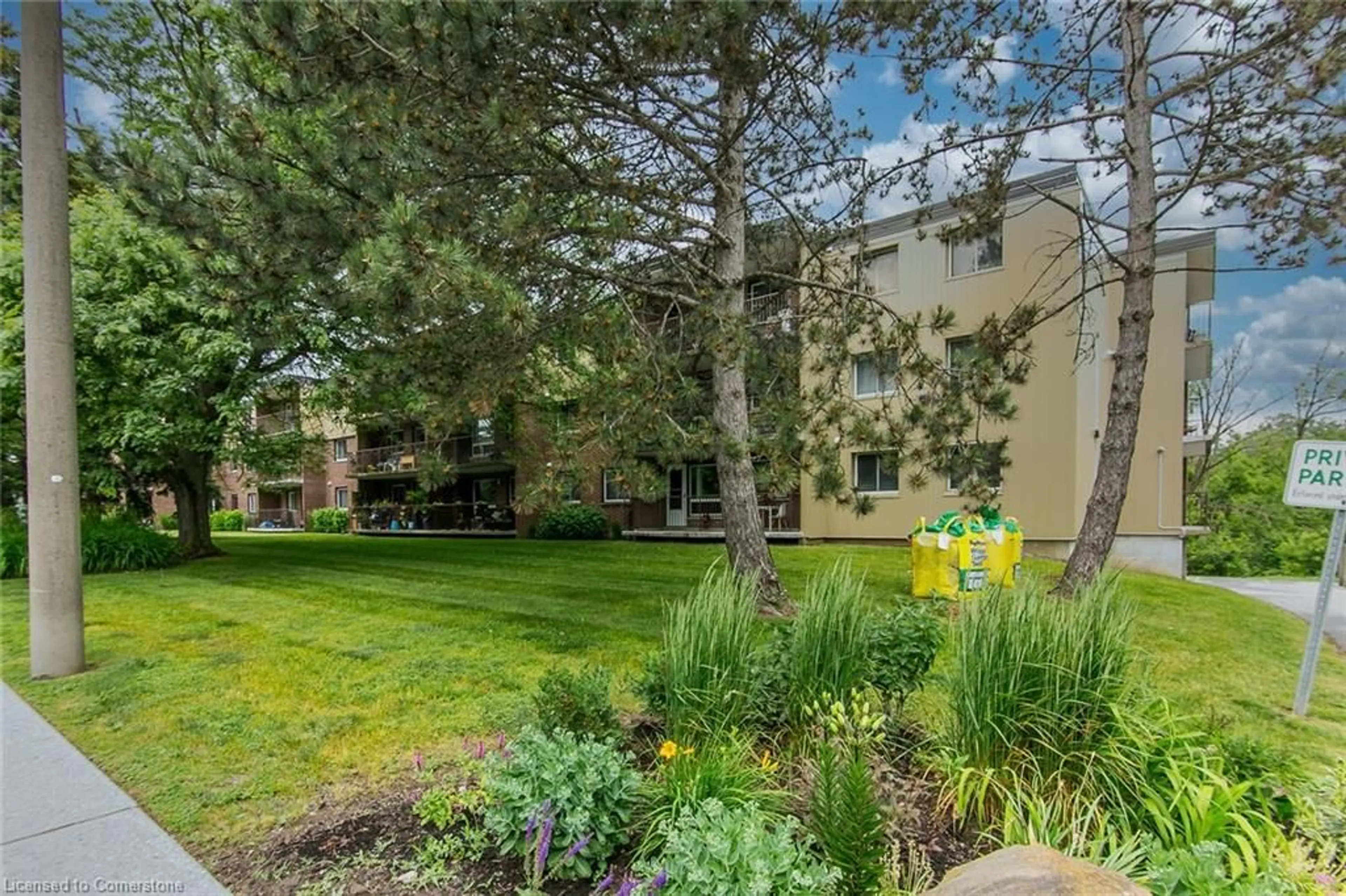 Patio, unknown for 30 Avalon Pl #203, Kitchener Ontario N2M 4N6