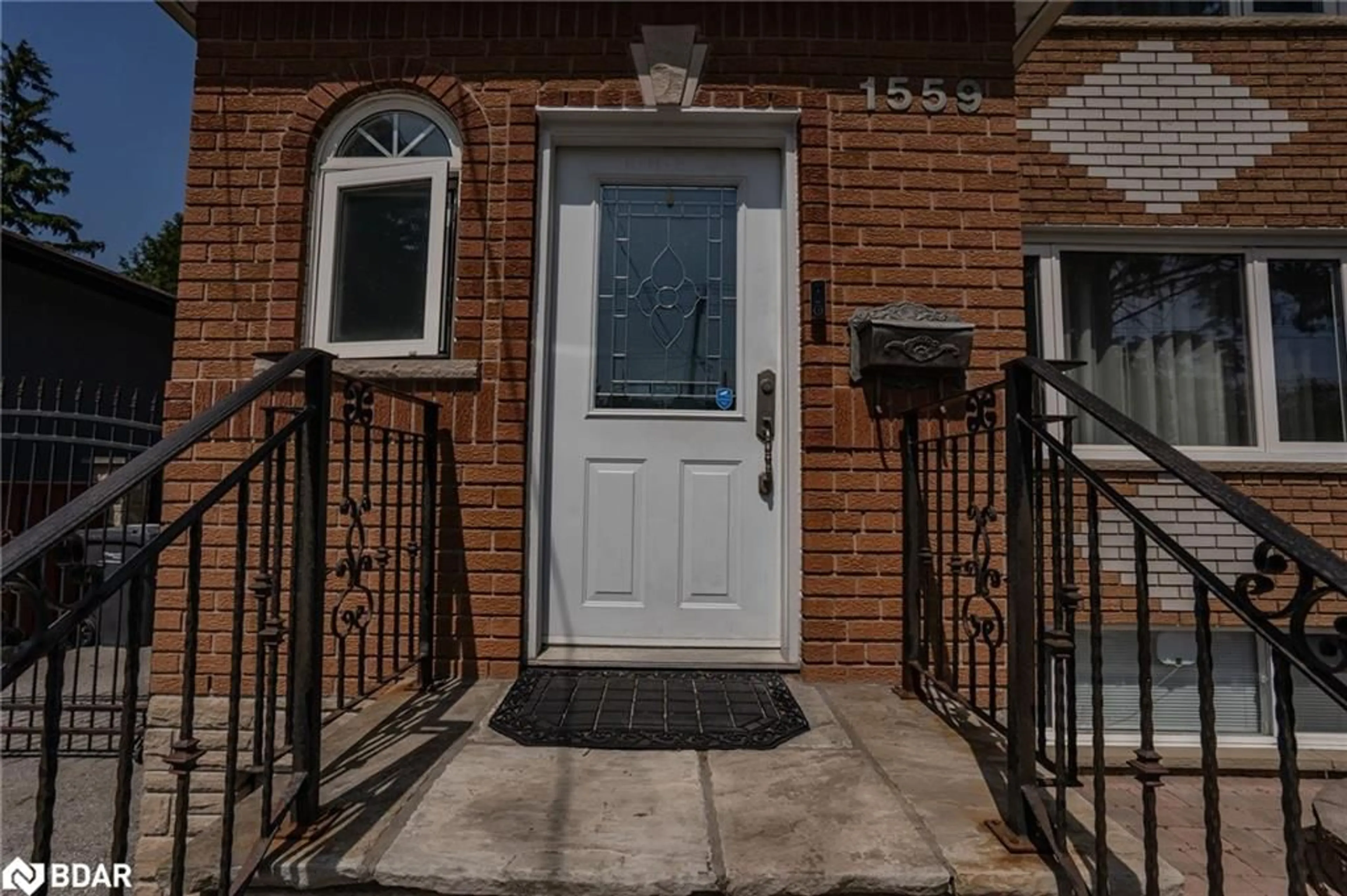 Indoor entryway for 1559 Northmount Ave, Mississauga Ontario L5E 179