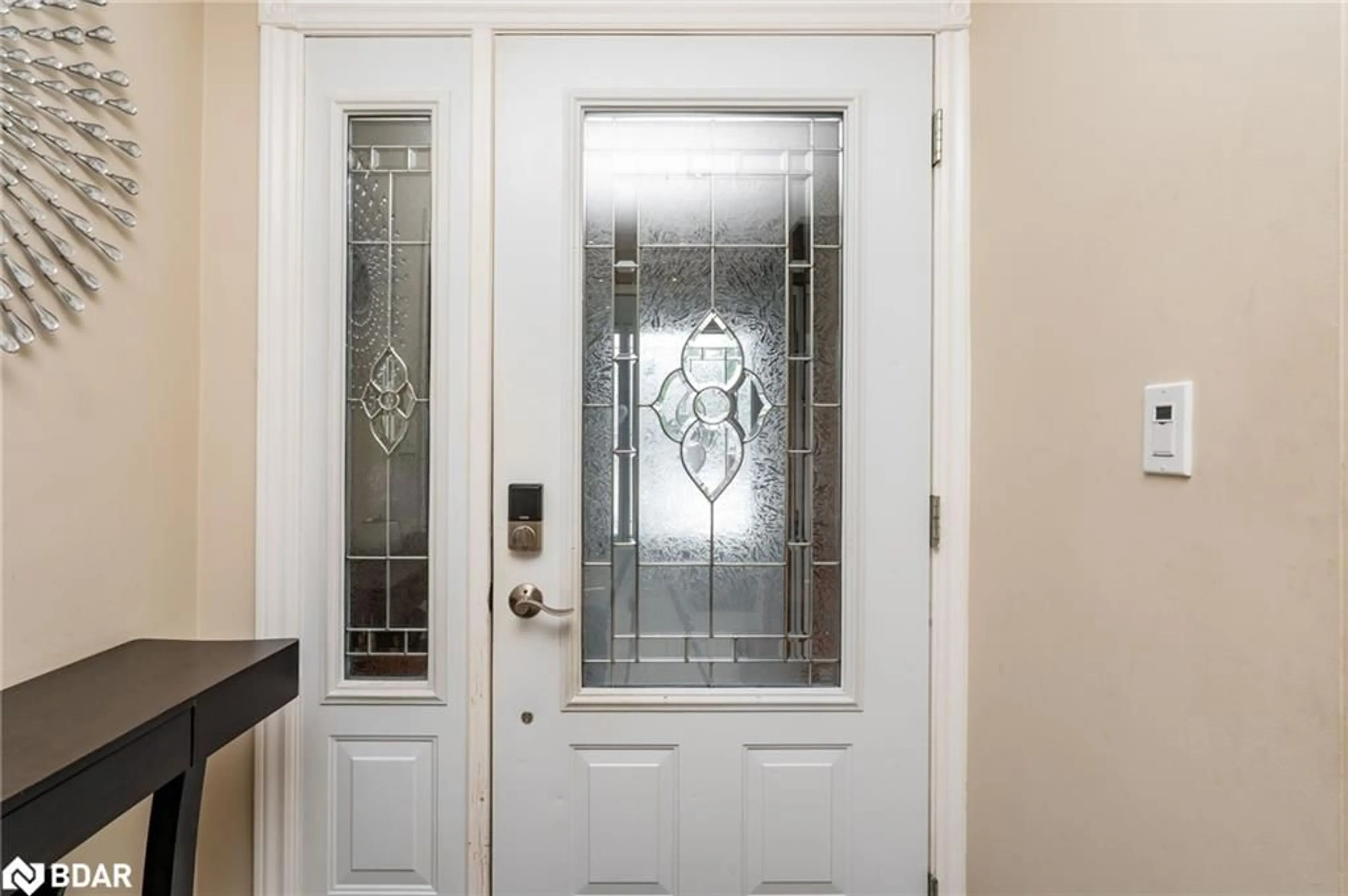 Indoor entryway for 1559 Northmount Ave, Mississauga Ontario L5E 179