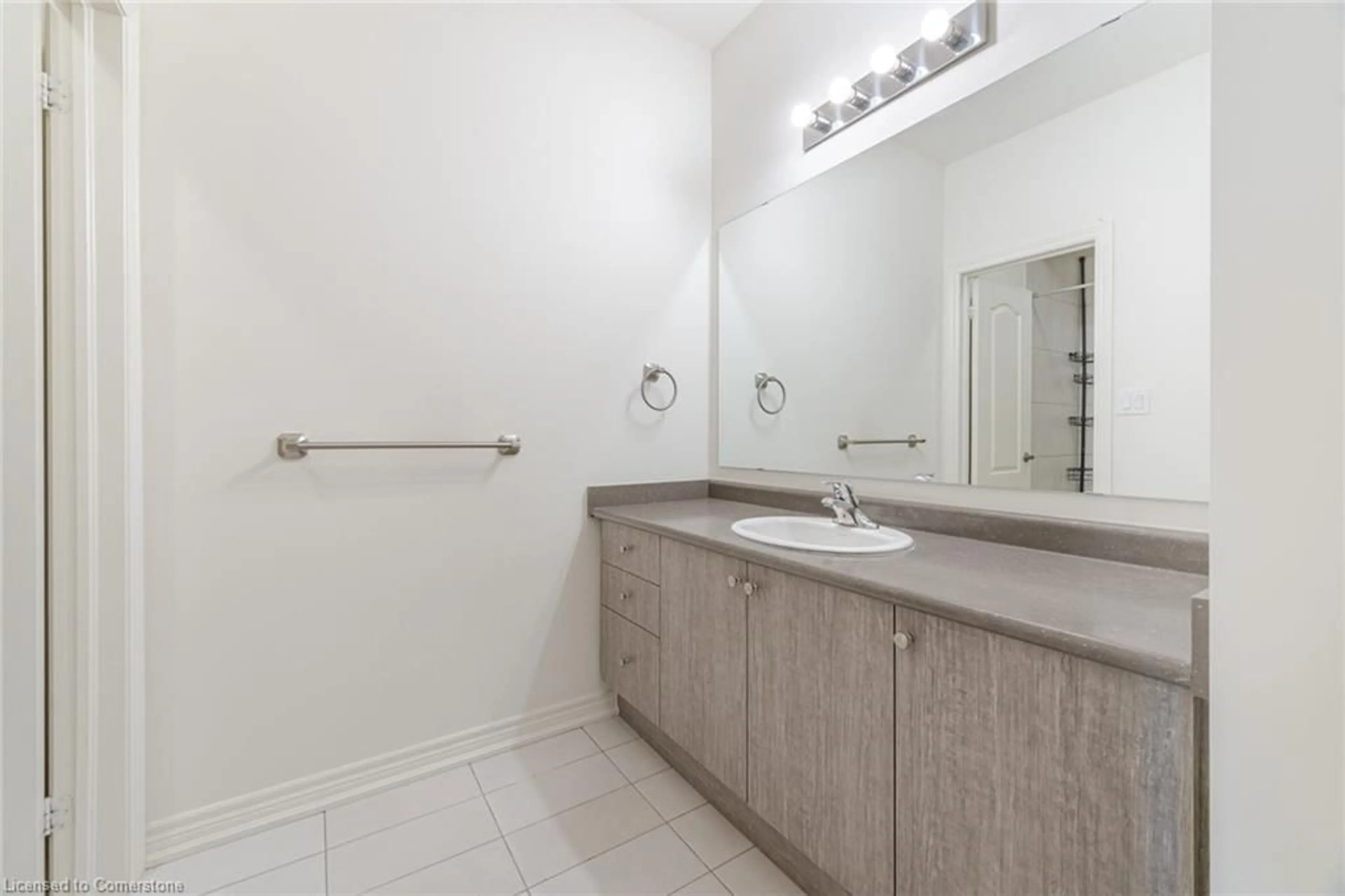 Standard bathroom, unknown for 311 Great Falls Blvd, Hamilton Ontario L8B 1X8