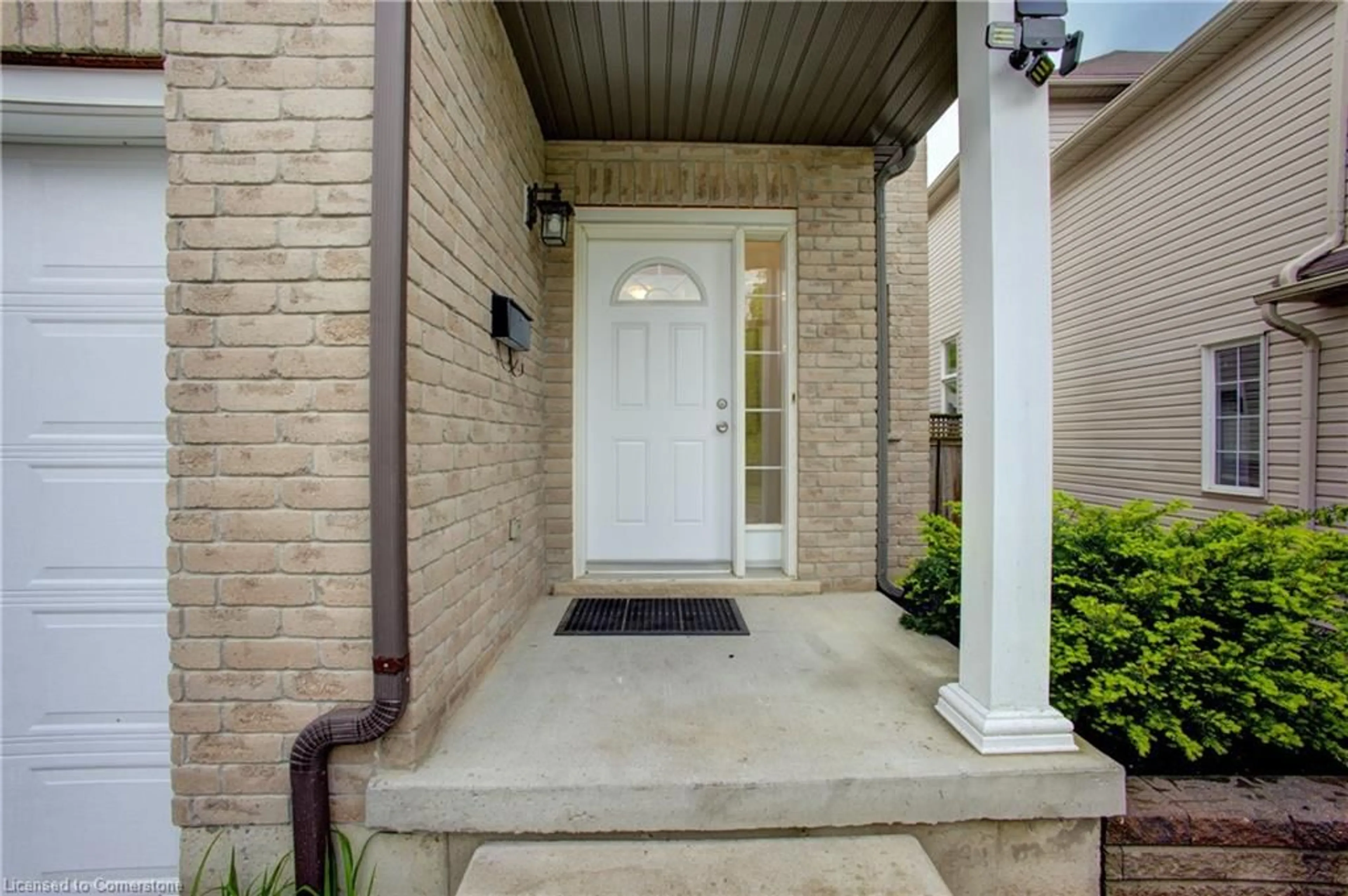 Indoor entryway for 863 Laurelwood Dr, Waterloo Ontario N2V 2X8