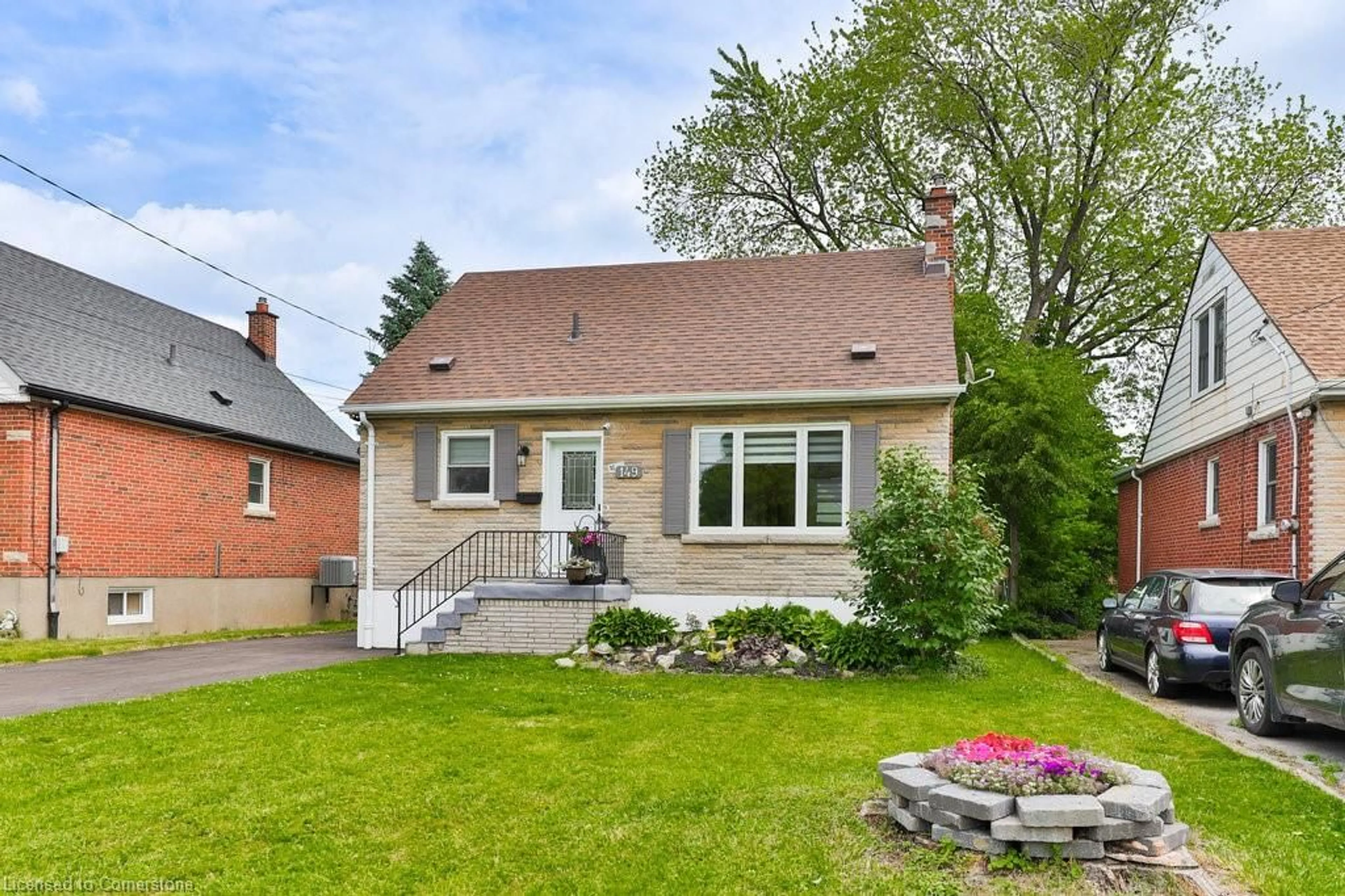 Home with brick exterior material, street for 149 East 33rd St, Hamilton Ontario L8V 3T5