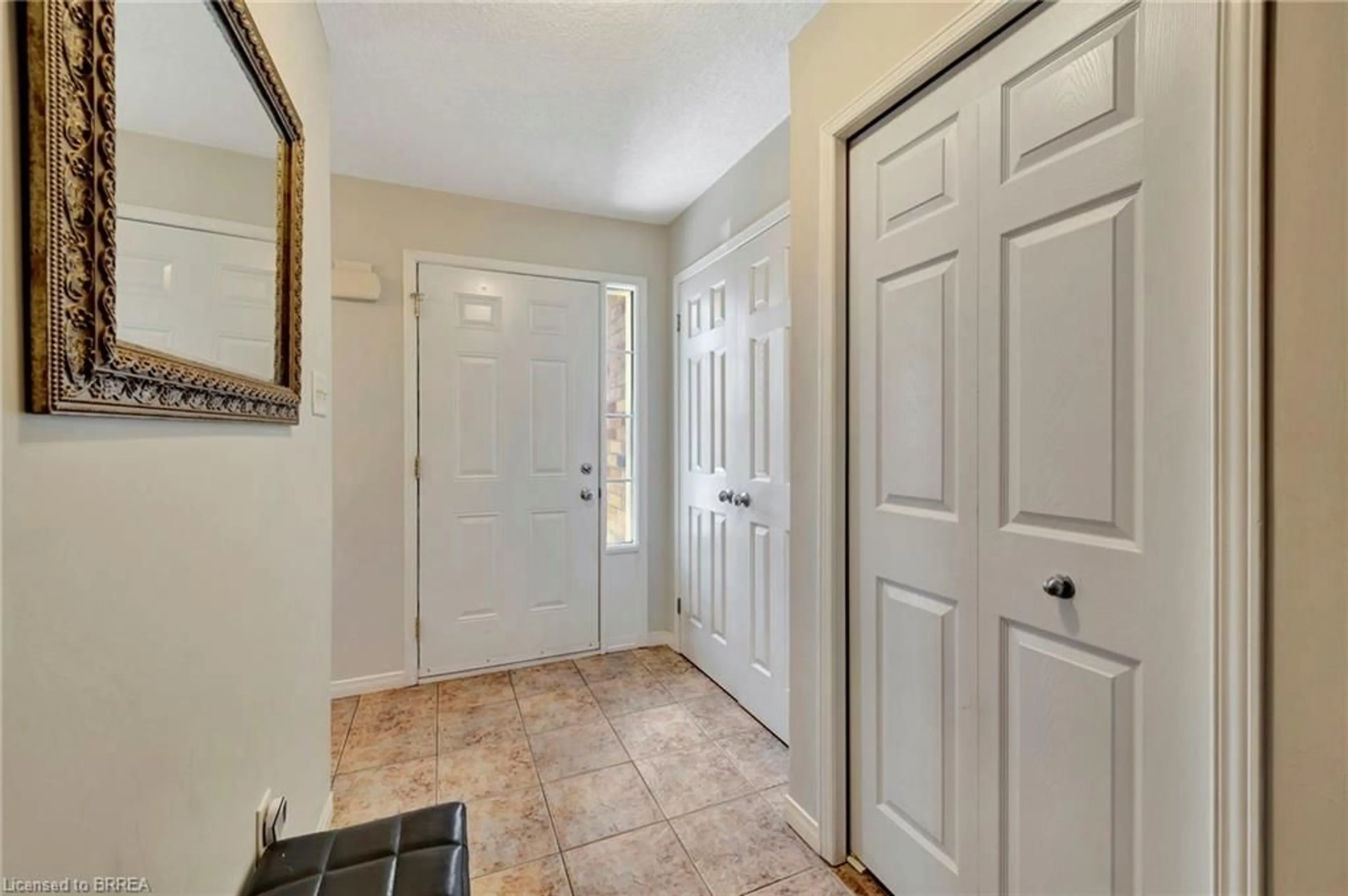 Indoor entryway for 61 Hudson Dr, Cayuga Ontario N0A 1E0