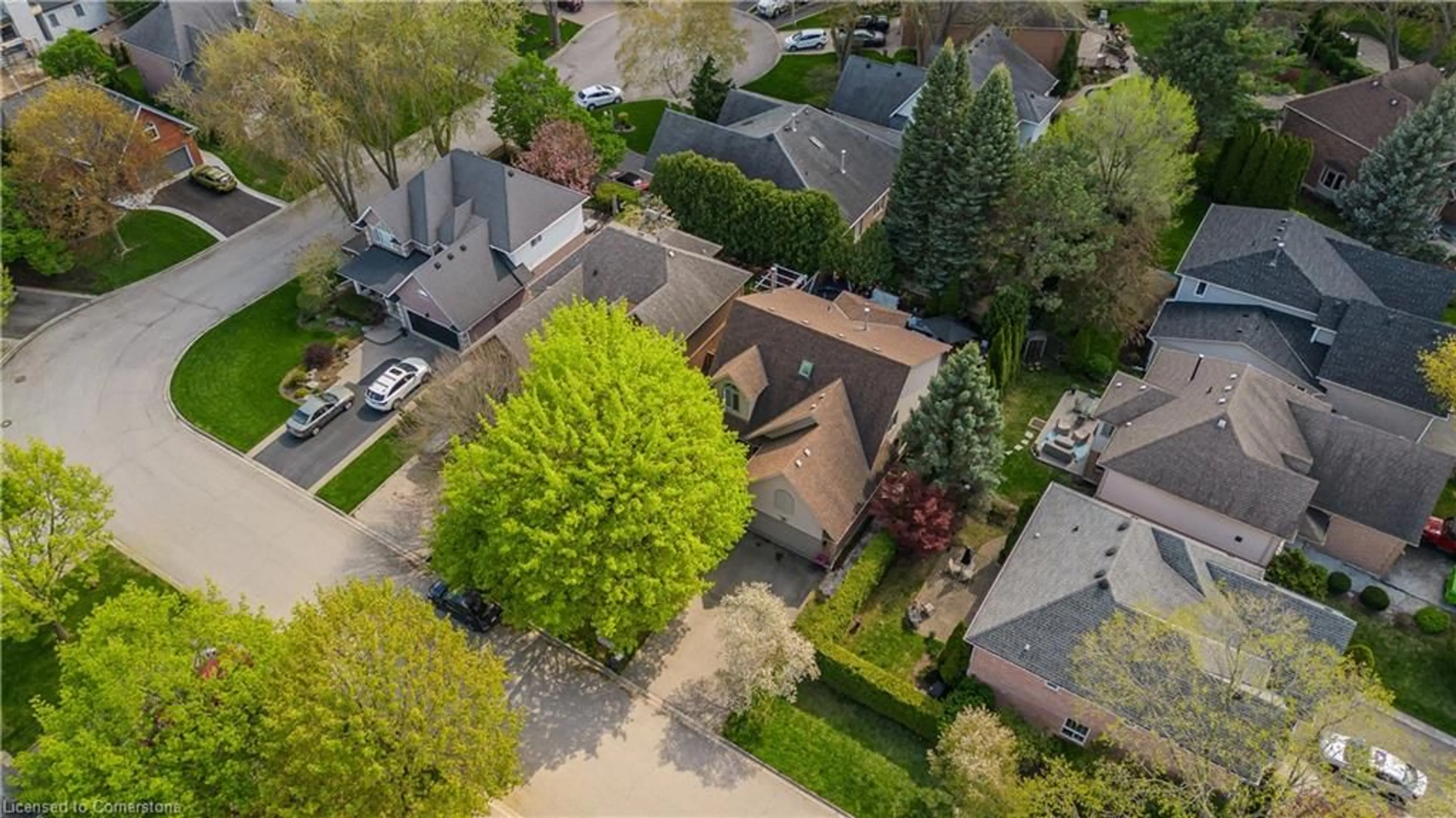A pic from outside/outdoor area/front of a property/back of a property/a pic from drone, street for 656 Andrea Crt, Burlington Ontario L7R 4J7