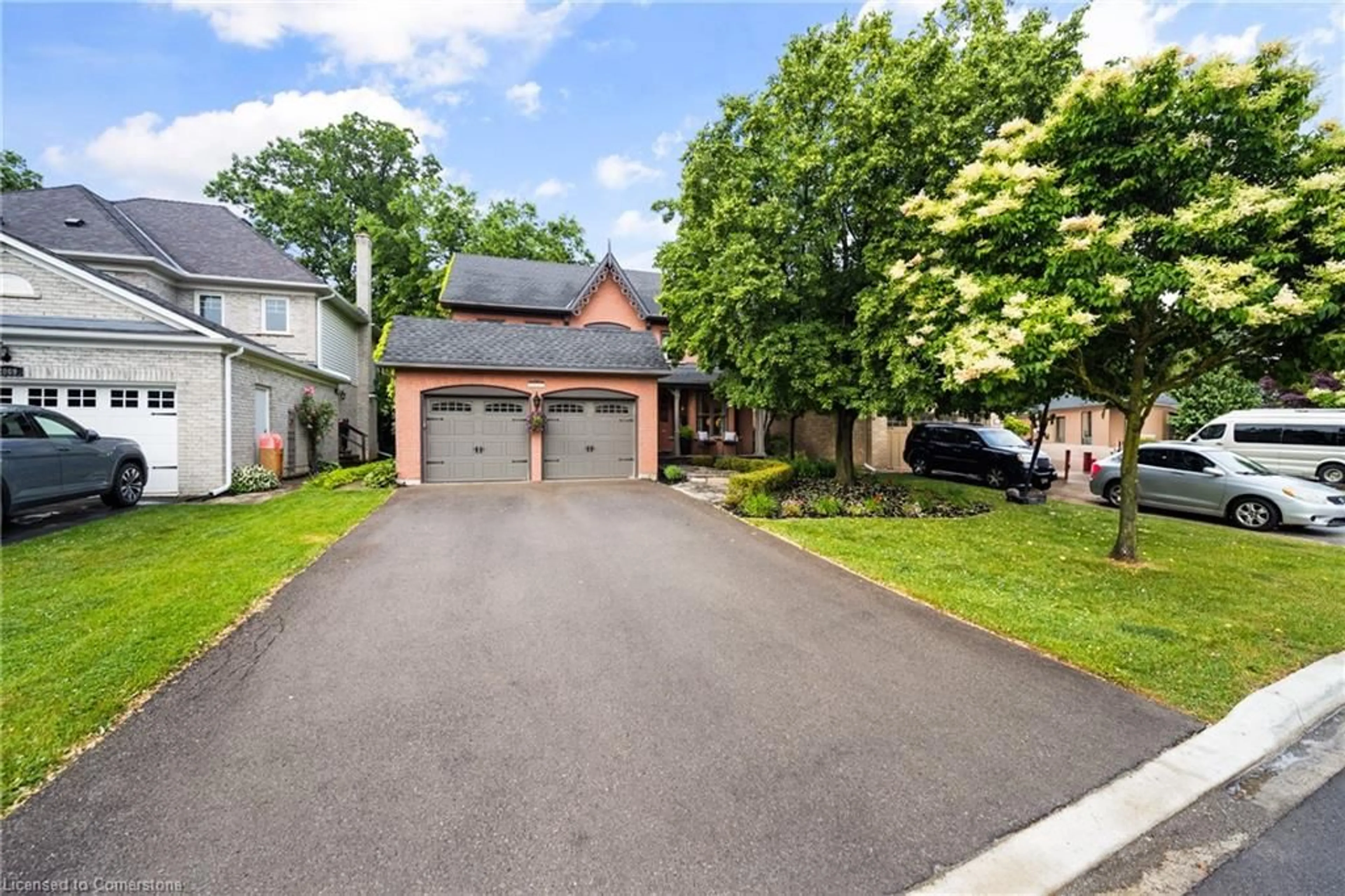 A pic from outside/outdoor area/front of a property/back of a property/a pic from drone, street for 2067 Annette Crt, Burlington Ontario L7M 3W1