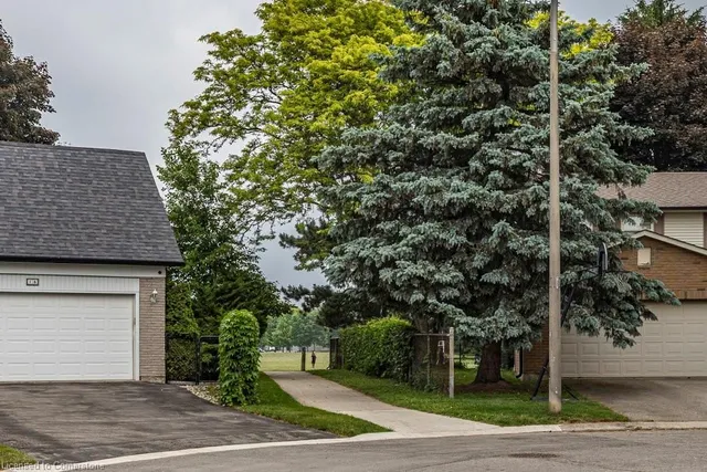 Primary image of 1 Leith Crt