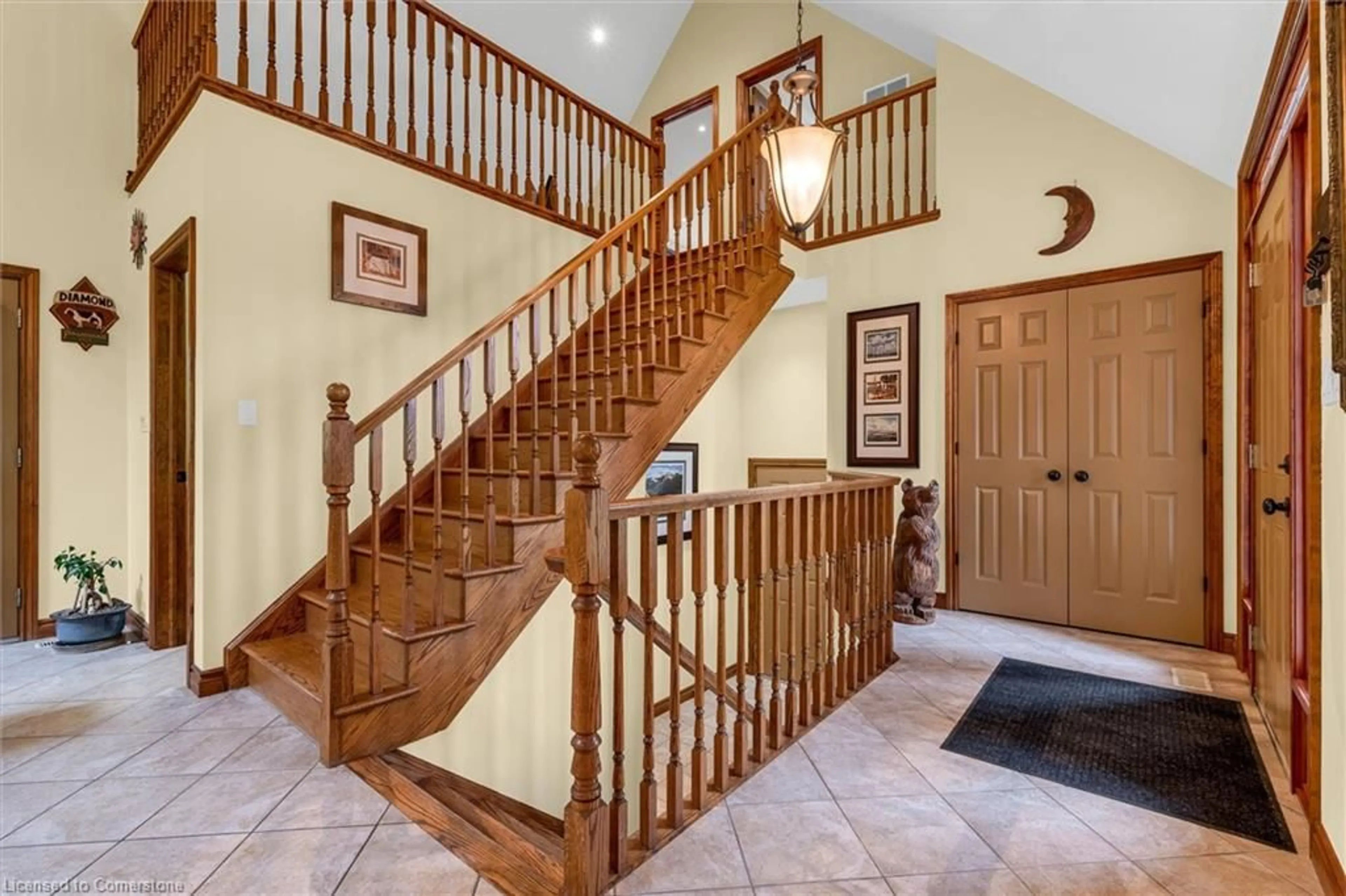 Indoor foyer for 635 Millgrove Side Road, Waterdown Ontario L8B 0W7